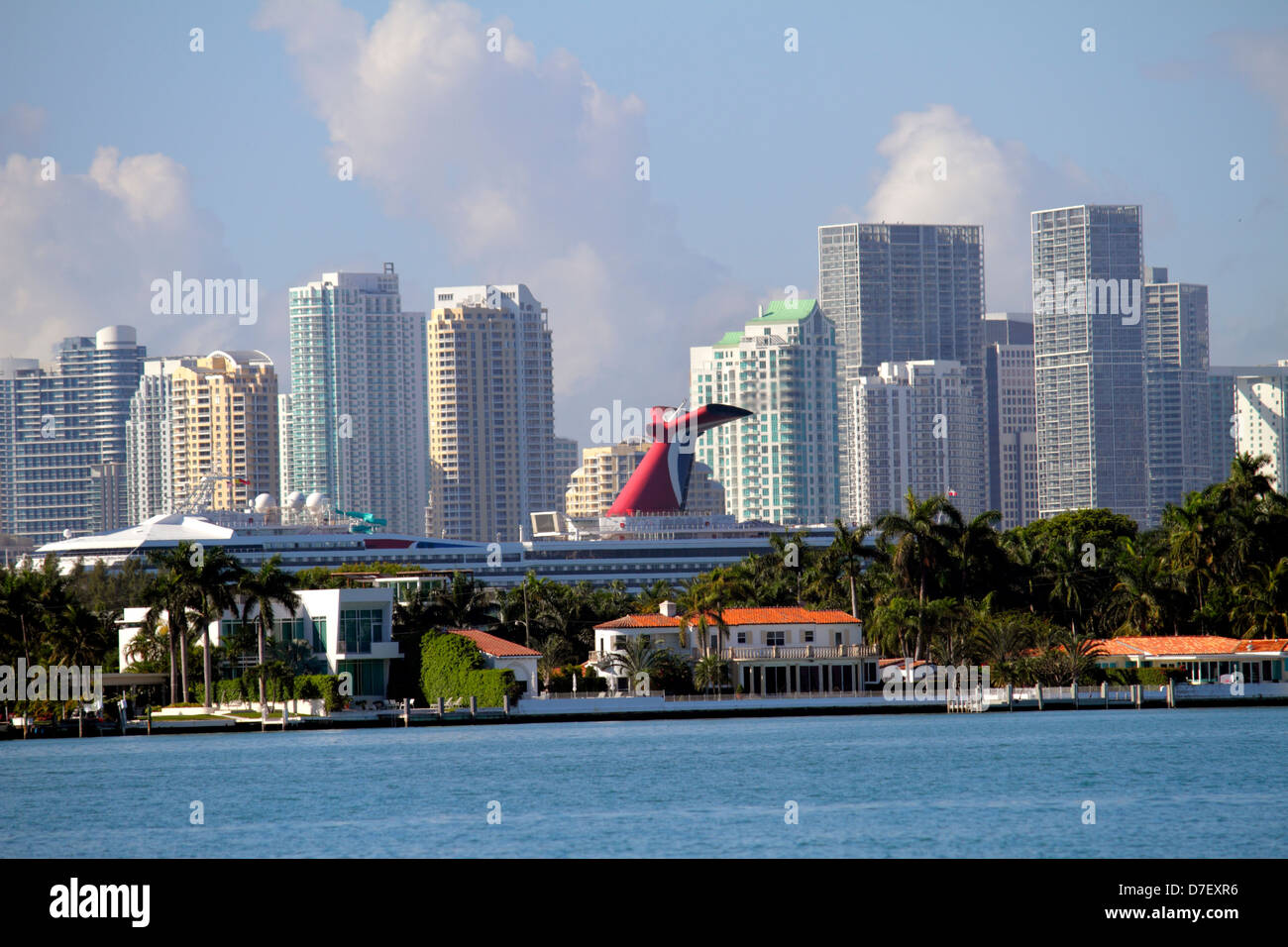 Miami Beach, Florida, Biscayne Bay, Stadt, Skyline, Wolkenkratzer, Gebäude, Skyline der Stadt, Wasser, Star Island, Kreuzfahrt-Schiff, Carnival Cruise Lines, Hochhaus-Skyscra Stockfoto