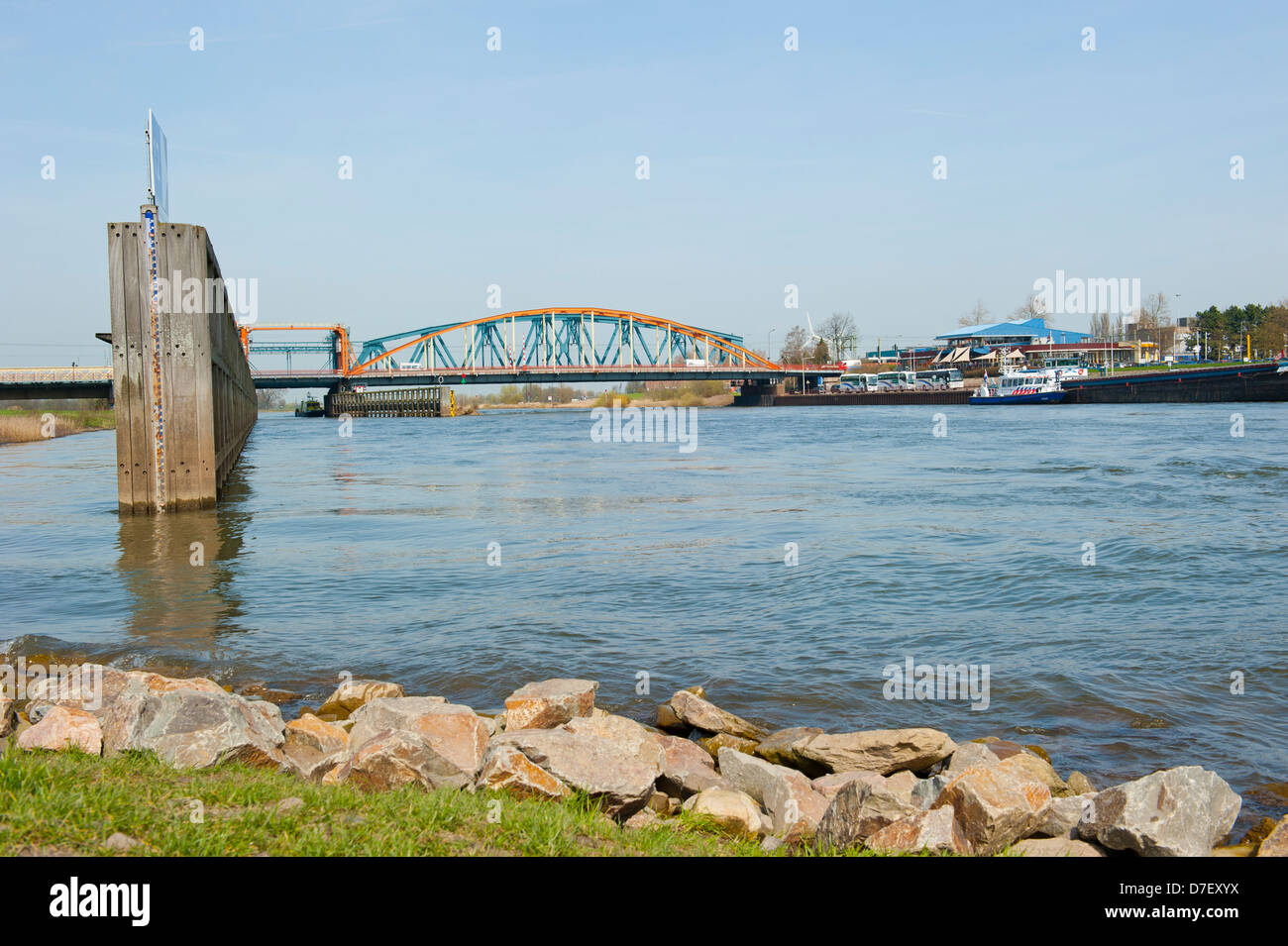 Alte blaue IJssel Eisenbahnbrücke und der angrenzenden orange Straße Brücke über den Fluss IJssel in Zutphen, Niederlande Stockfoto