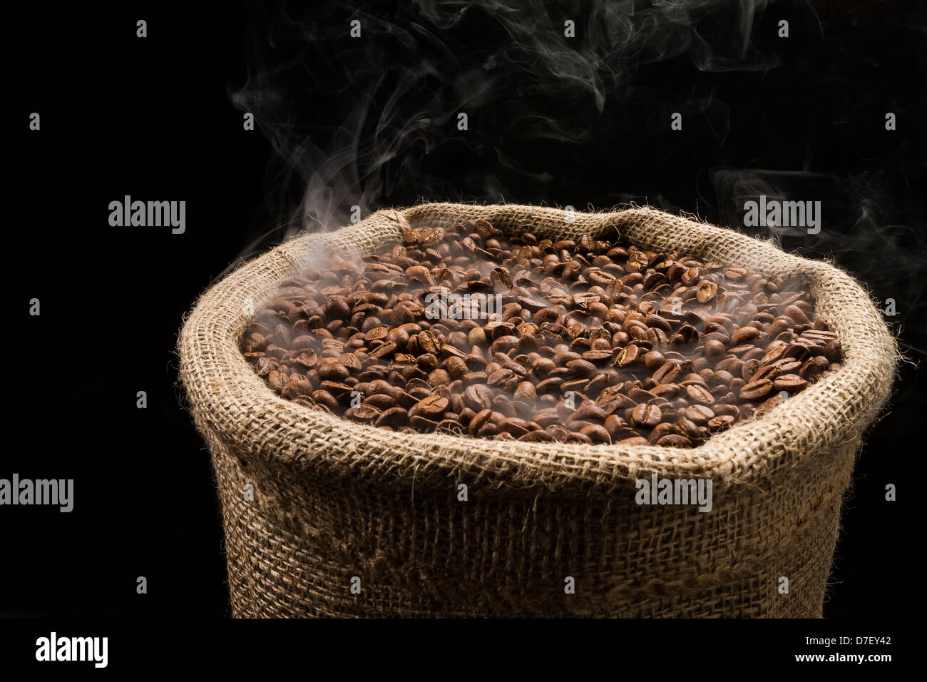 Entlassen Sie voller noch warm, frisch gerösteten Kaffeebohnen mit dem Rauch in die Luft steigen. Stockfoto