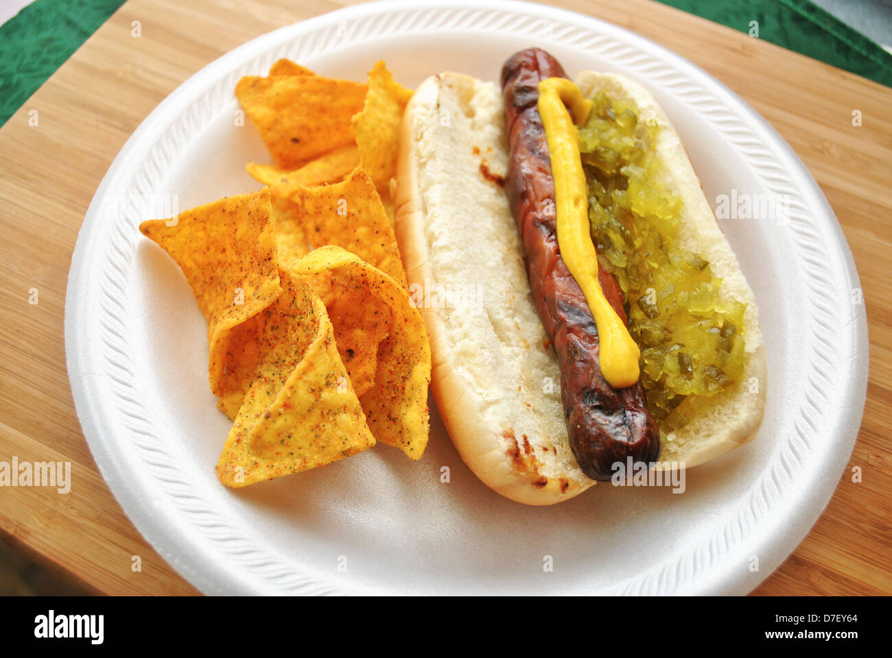 Hund mit Relish und Senf auf einer Rolle Rindfleisch Stockfoto