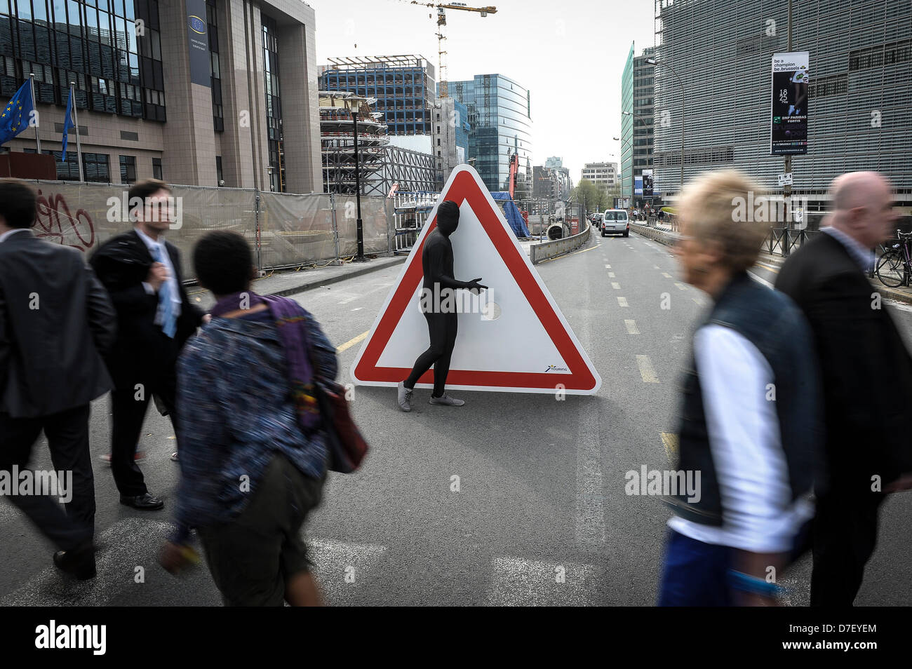 Schwarzen Mann mit dem Schild auf der Straße von Brüssel am 06.05.2013 von Wiktor Dabkowski gekleidet Stockfoto