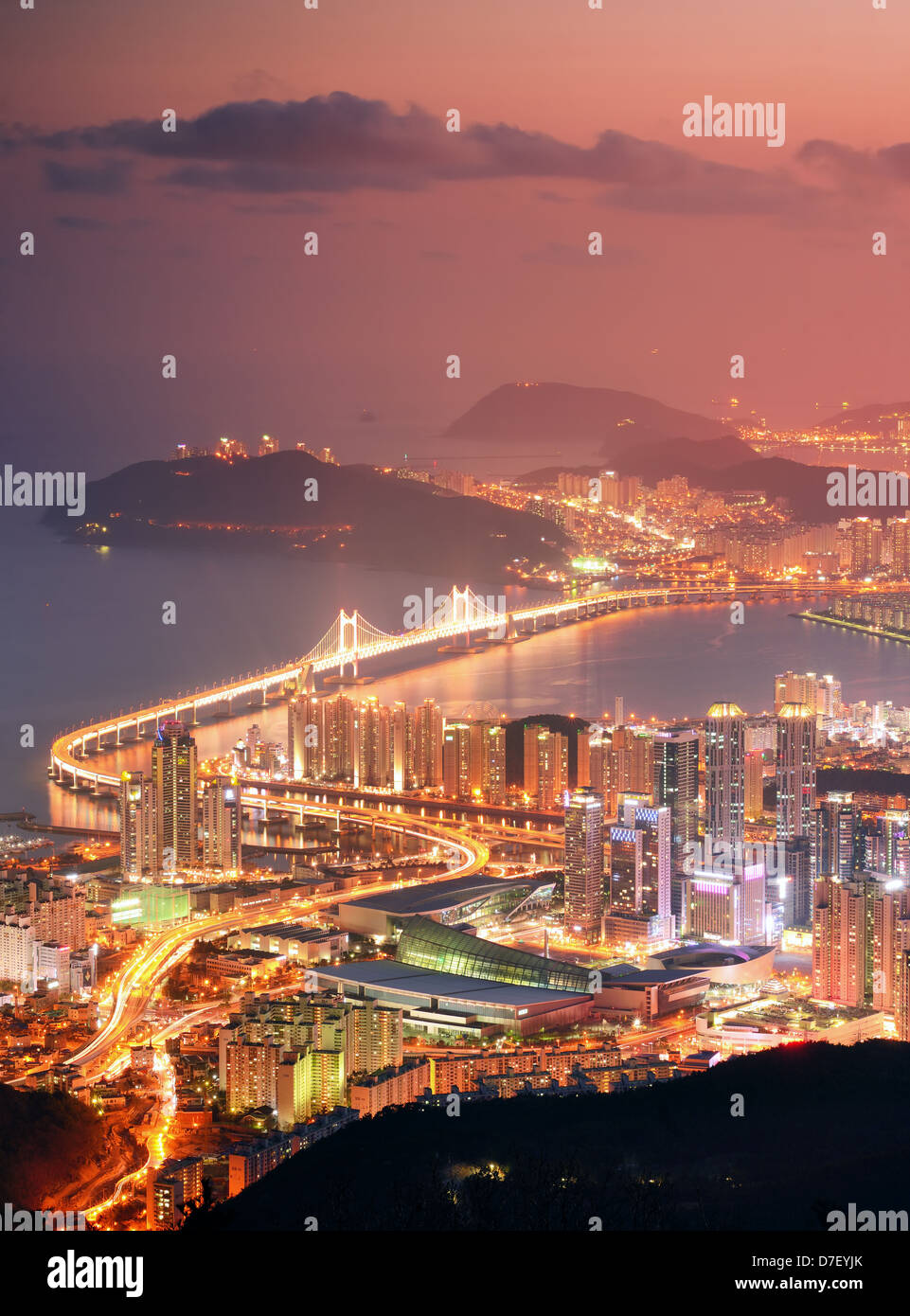 Skyline von Busan, Südkorea in der Nacht. Stockfoto