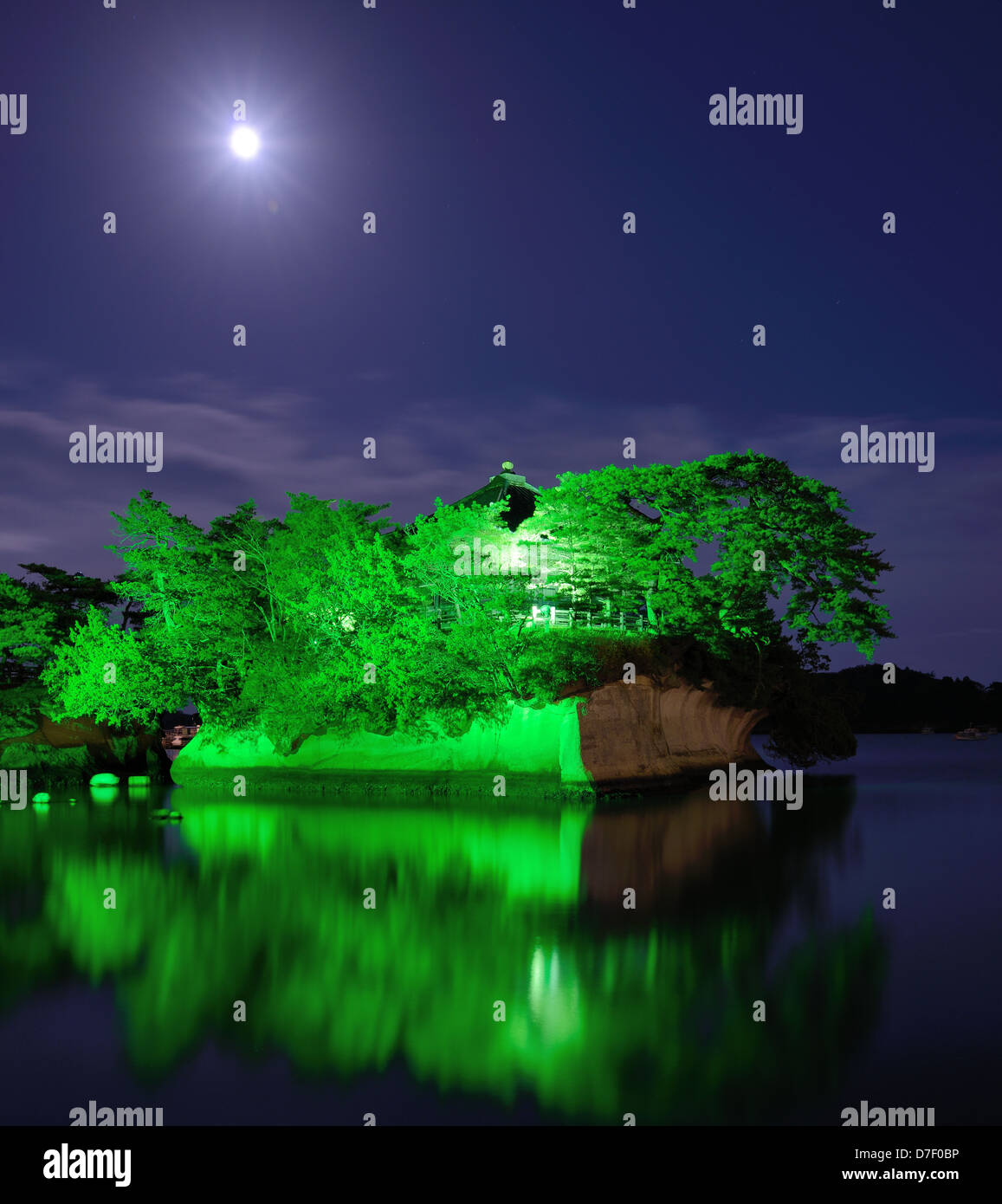 Insel in Matsushima, Japan in grünes Licht unter dem Mond beleuchtet. Stockfoto