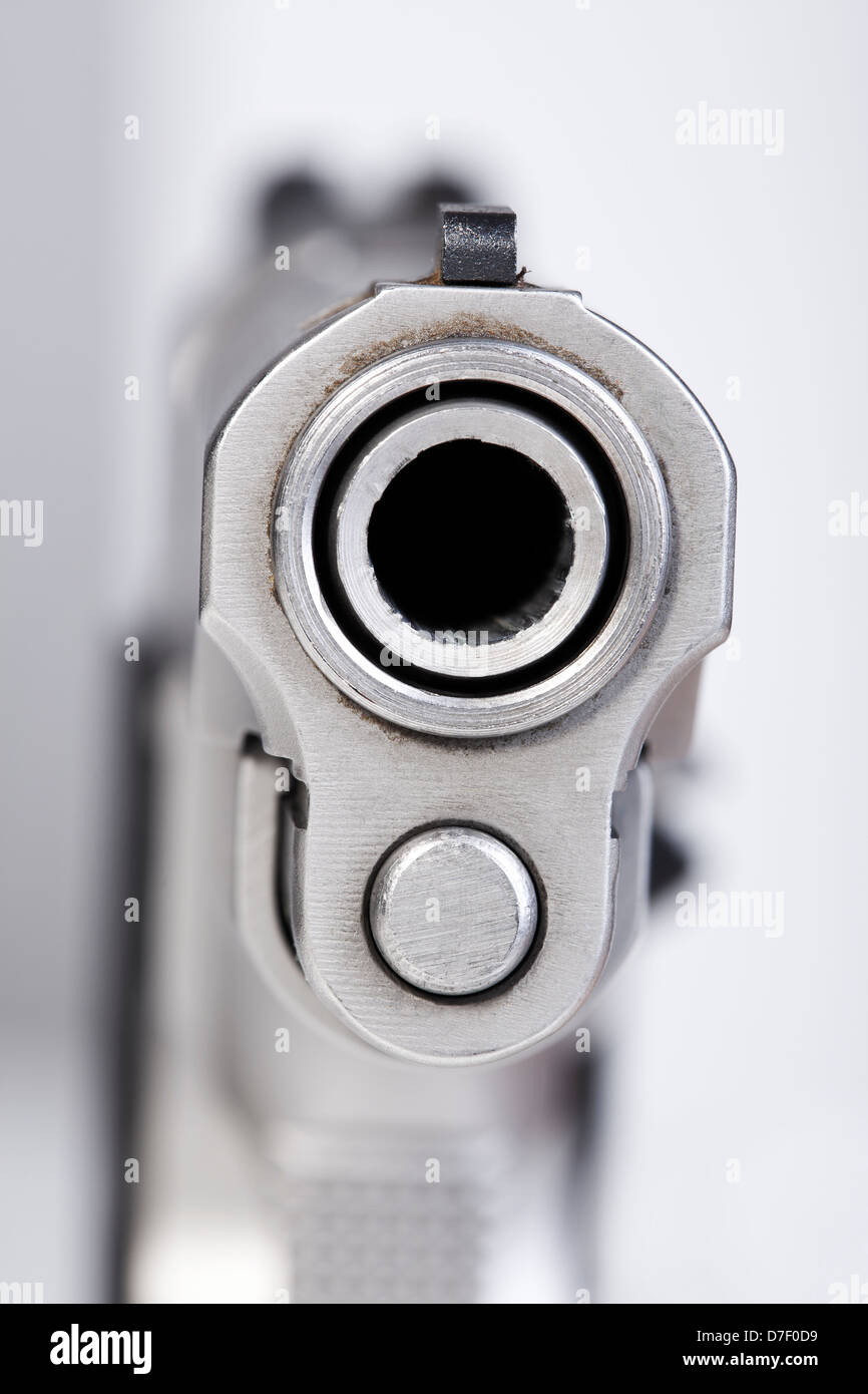 Extreme Nahaufnahme Makro-Blick auf den gefährlichen Lauf eine 9mm Pistole. Sehr geringe Schärfentiefe. Stockfoto