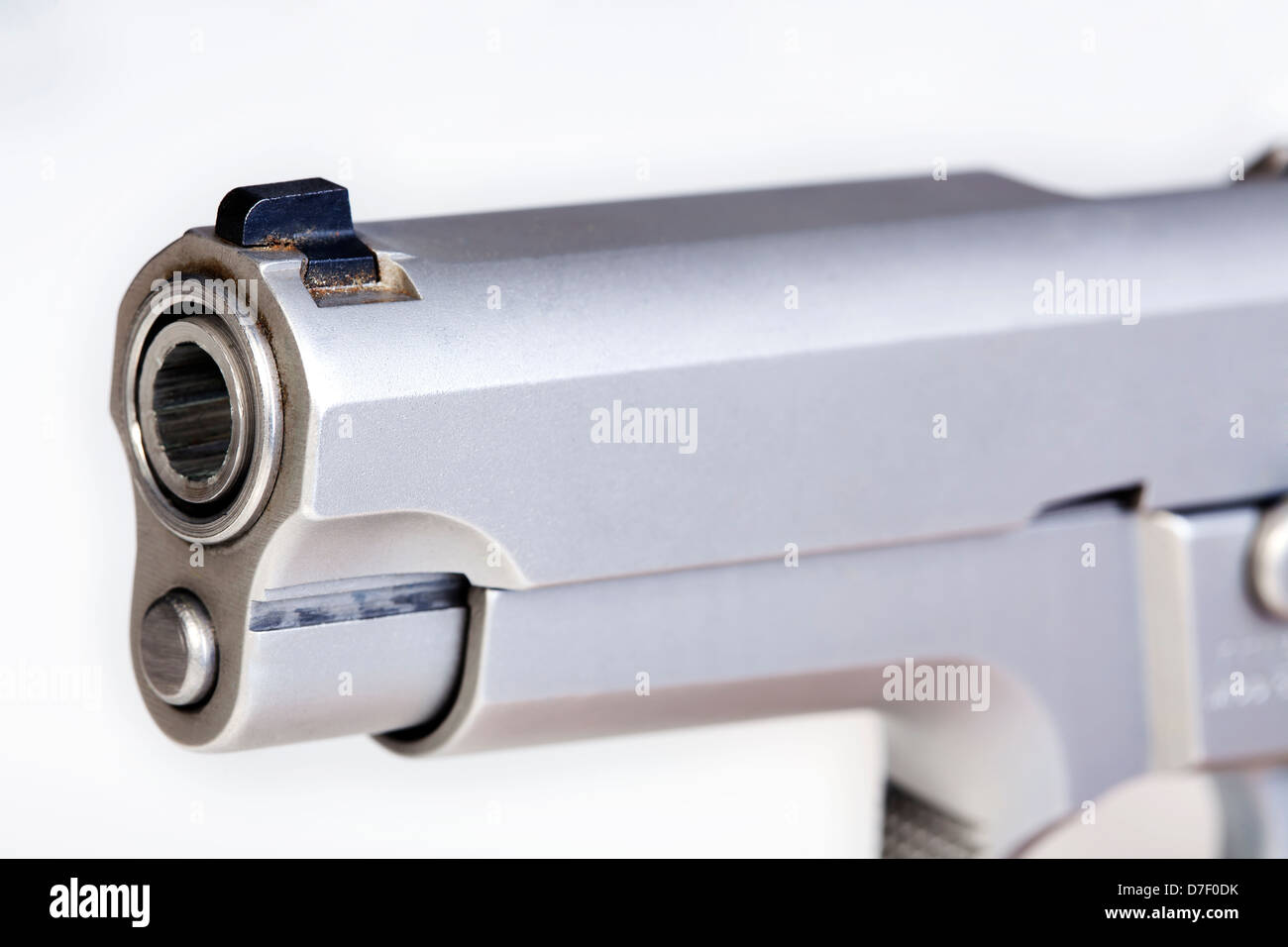 Extreme Nahaufnahme Makro-Blick auf den gefährlichen Lauf eine 9mm Pistole. Sehr geringe Schärfentiefe. Stockfoto