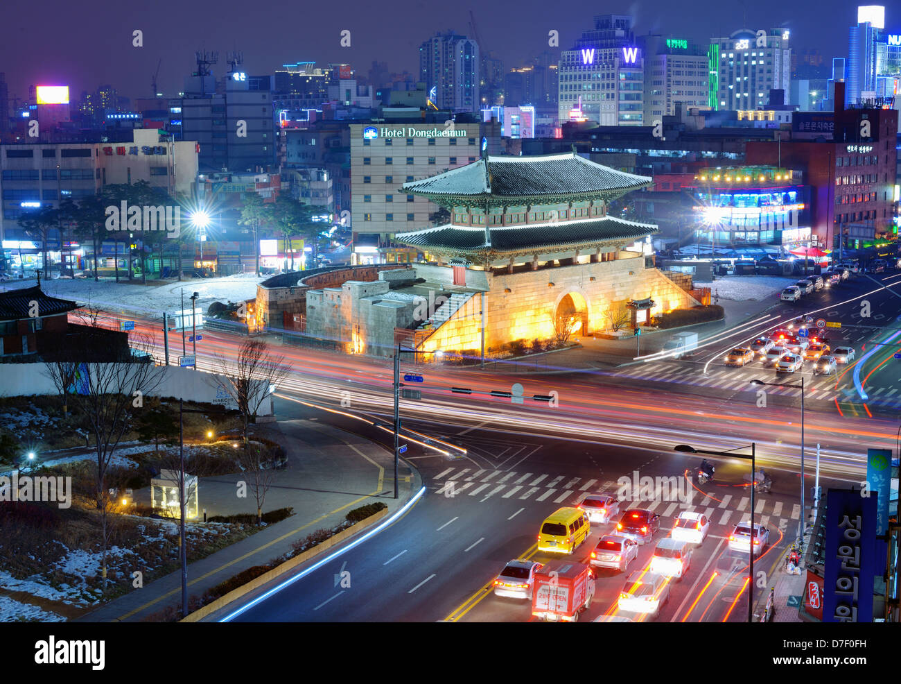 Dongdaemun-Tor und die Stadt von Seoul, Südkorea. Stockfoto