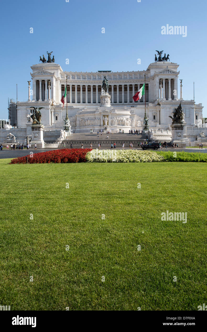 Rom - AUGUST 18: Touristen Besuch Denkmal ein Vittorio Emanuele II am Augıst 18, 2012 in Piazza Venizia, Rom, Italien. Stockfoto