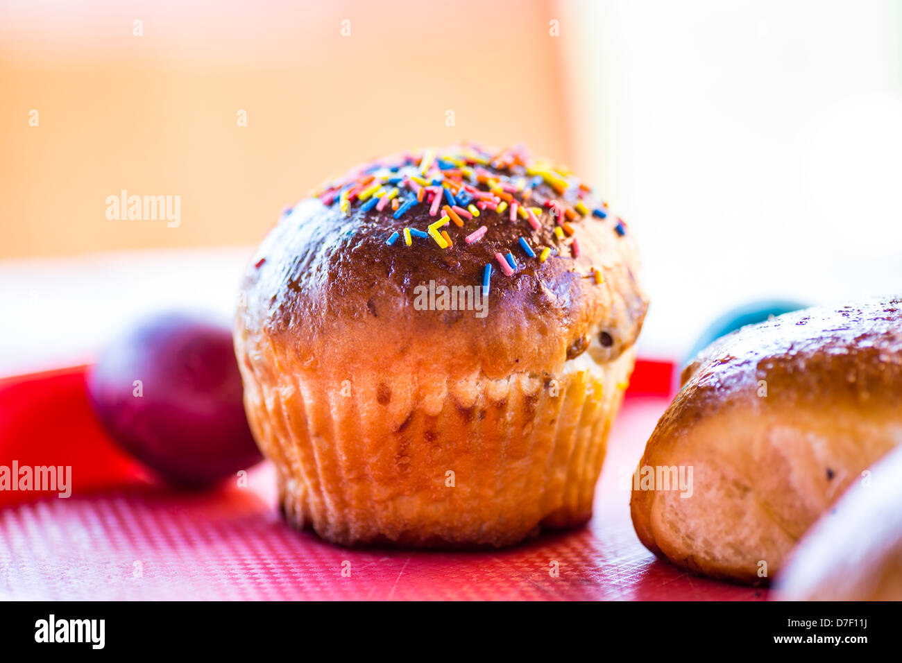 Leckeres Gebäck Ostern dekoriert mit bunten Bonbons Stockfoto