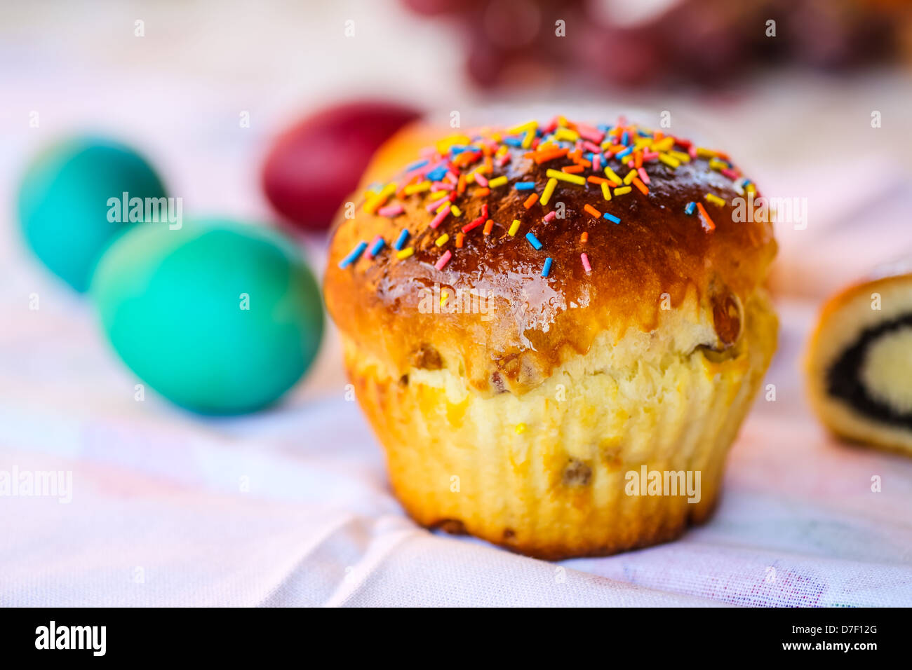 Leckeres Gebäck Ostern dekoriert mit bunten Bonbons Stockfoto