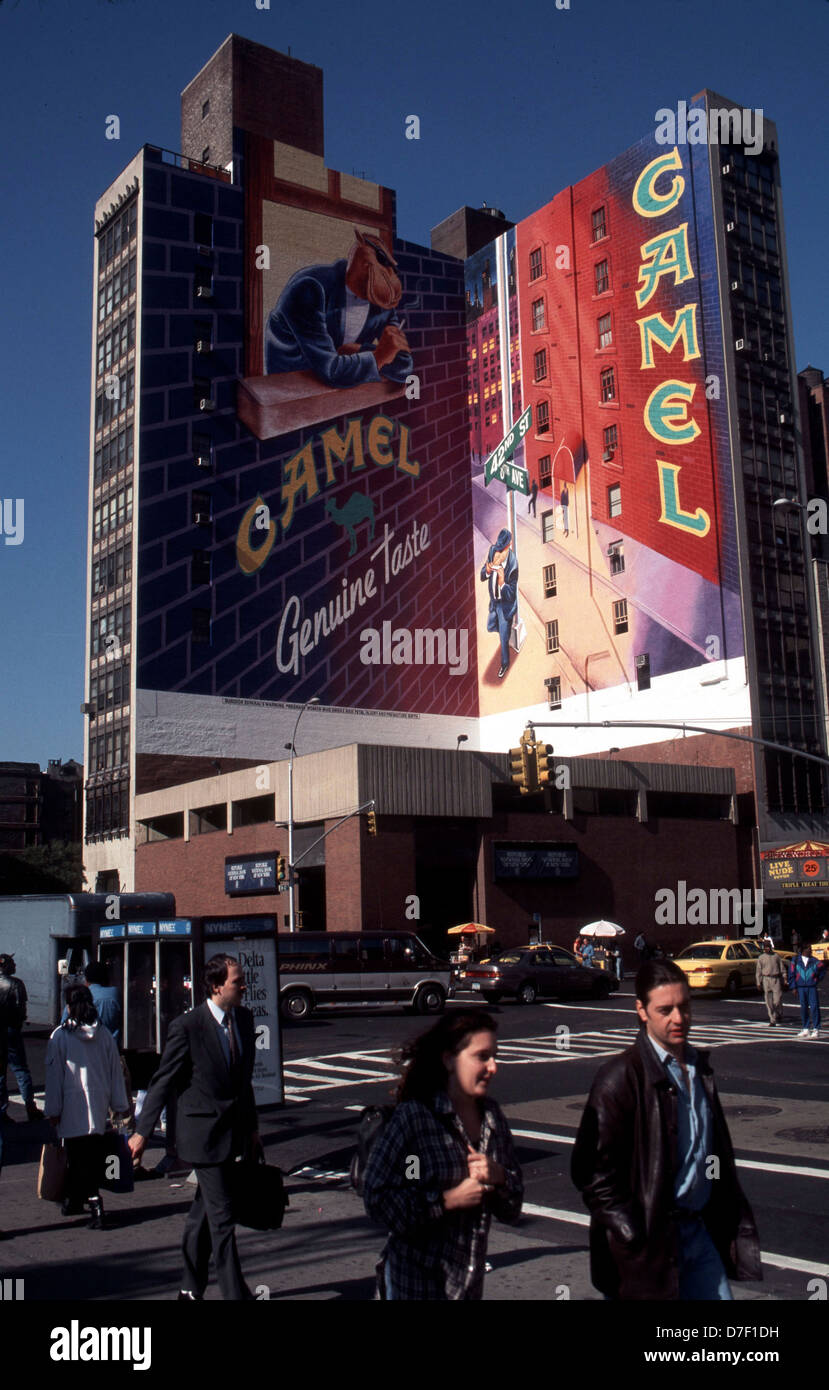 Kamel Plakatwand an der Ecke West 42 St. und achte Avenue auf März 1998. (© Richard B. Levine) Stockfoto