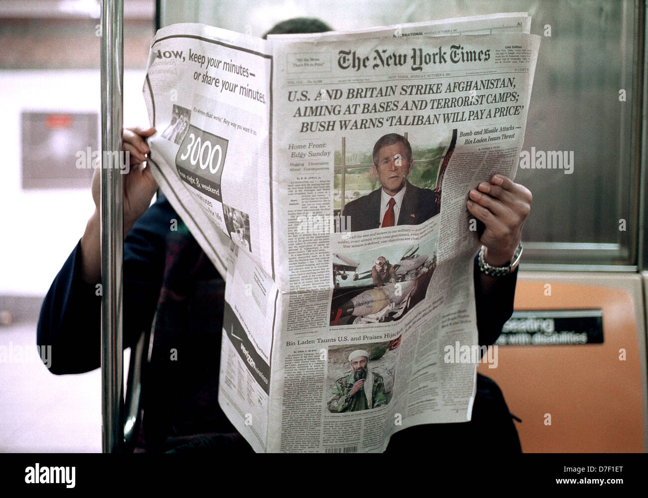 Ein Reiter auf der NY U-Bahn liest eine Kopie der New York Times am 8. Oktober 2001, der Tag, nachdem wir wieder an die Taliban angeschlagen Stockfoto