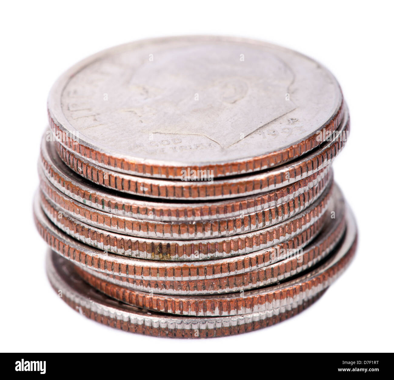 Ein Stapel American Dimes (10 Cent) isoliert auf weißem Hintergrund. Dies ist Roosevelt Dime ursprünglich 1946 ausgestellt. Im Fokus Stockfoto