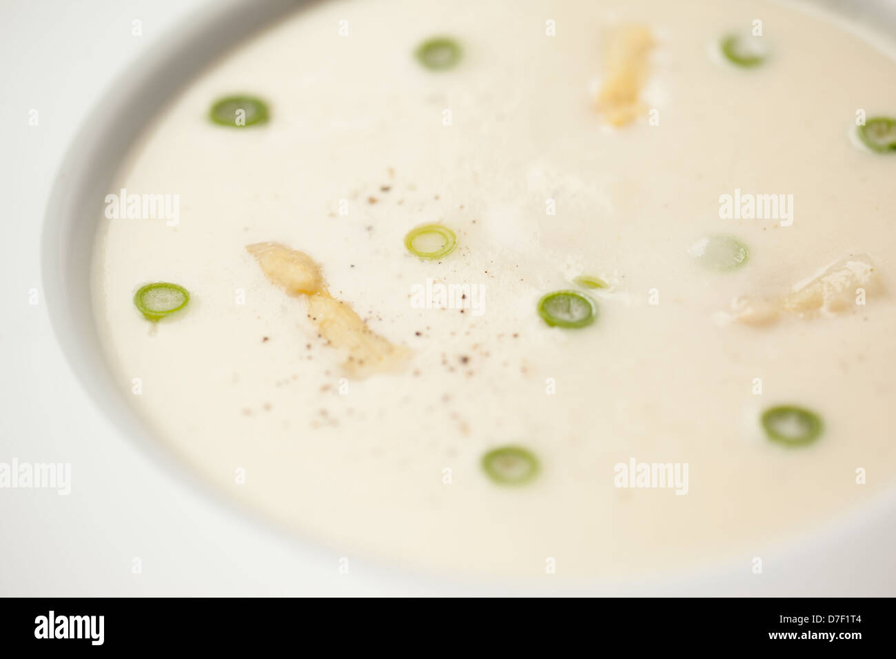 Detail der Spargelsuppe mit Frühlingszwiebeln Stockfoto