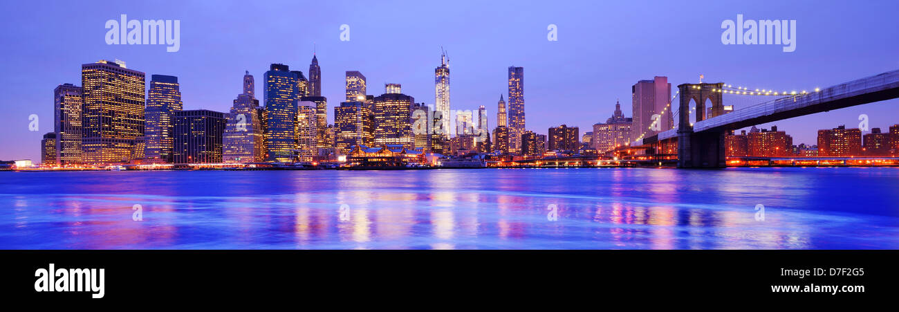 New York City Panorama auf das Financial District und die Brooklyn Bridge Stockfoto