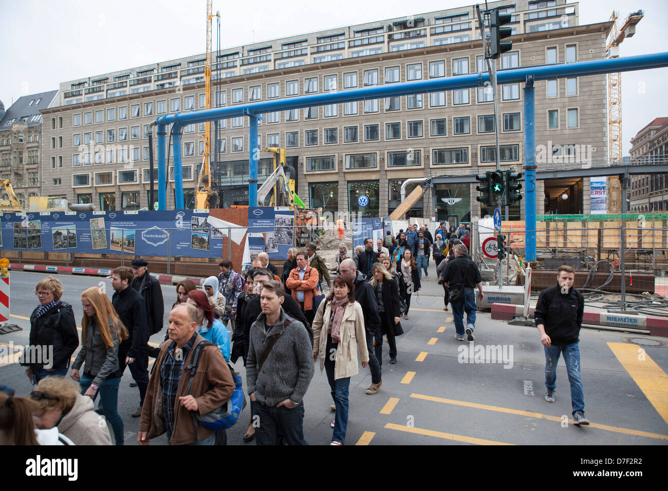 Menschen vorbeigehen Ampel in Berlin in einer improvisierten Situation wegen Bautätigkeit Stockfoto