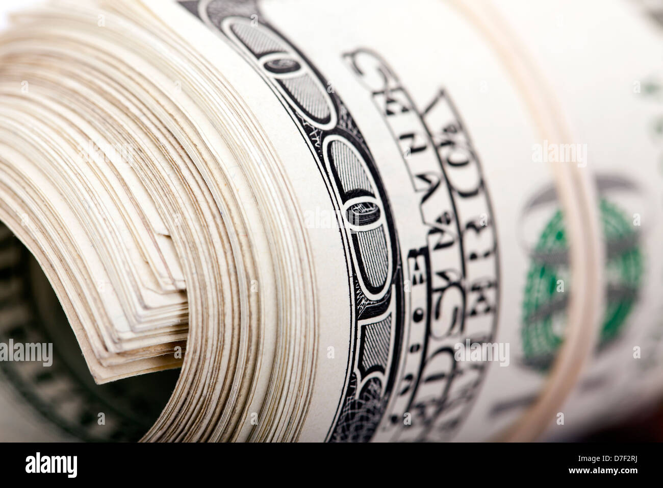 Eine extreme Nahaufnahme einer Reihe von 100 US-Dollar Geld Notizen aufgerollt und mit einem einfachen Gummiband zusammengehalten. Stockfoto