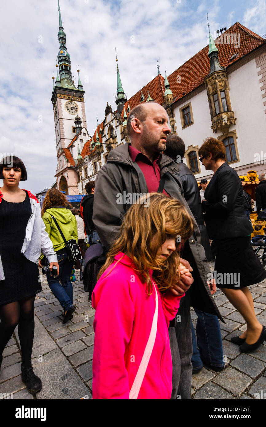 Tschechische Republik, Olomouc. Menschen, die zu Fuß vom Rathaus in Horni Namesti Hauptplatz. Stockfoto