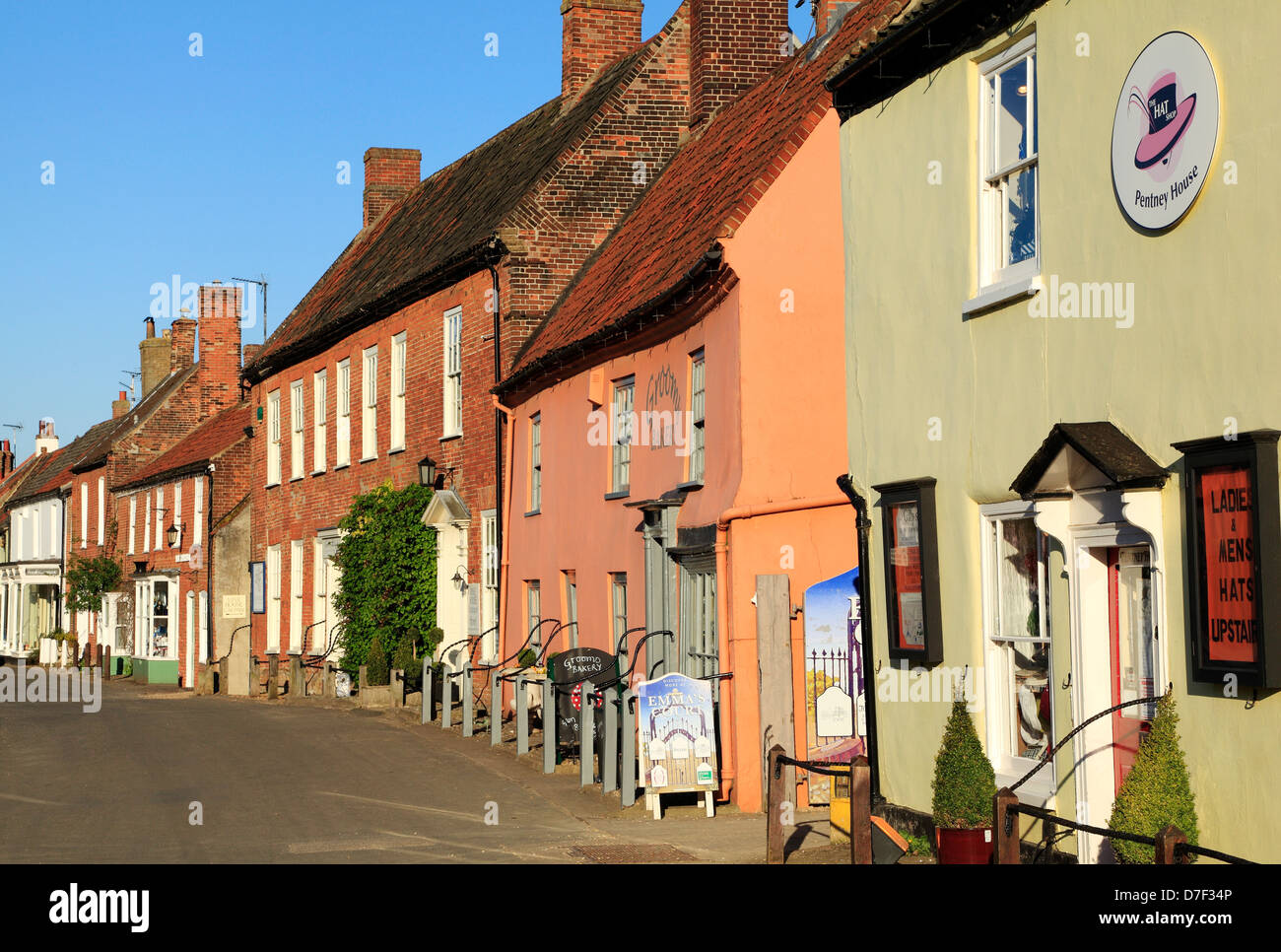 Burnham Market, Norfolk, 18. Jahrhundert Läden und Häuser, England UK Englisch kleine Marktflecken Dorf Dörfer Stockfoto