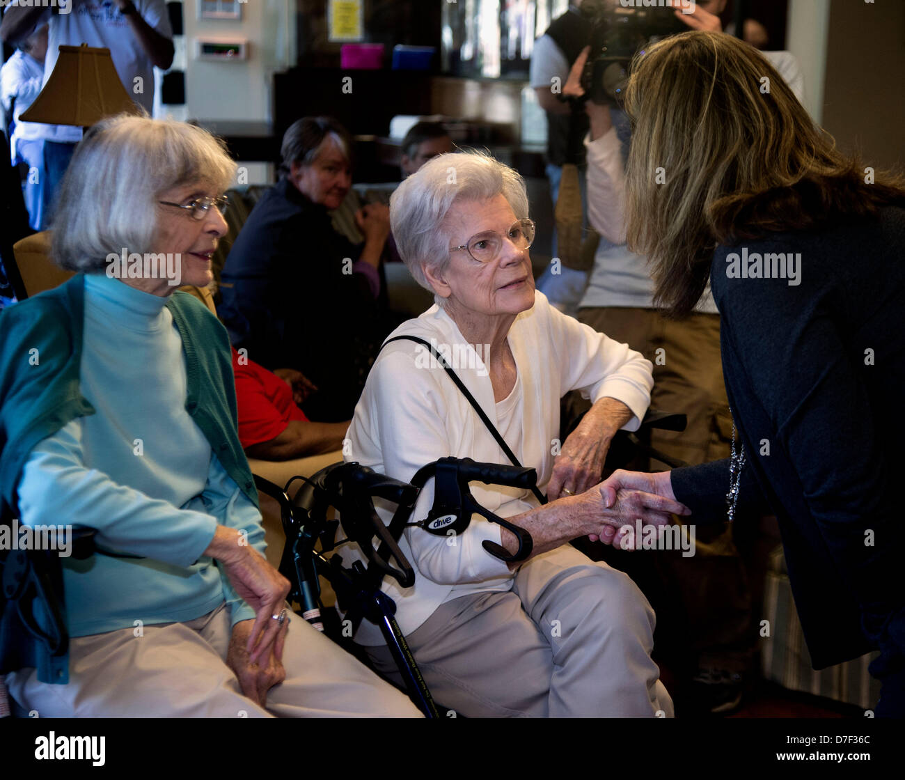 6. Mai 2013 - trifft Charleston, South Carolina, USA - ELIZABETH COLBERT BUSCH, Kandidat der Demokraten für South Carolinas 1. Kongreßbezirk, Wählern bei Canterbury Haus Senior Living weniger als 24 Stunden bevor die Umfragen öffnen für Low Land Wähler entscheiden, wer sie in Washington vertreten wird. (Kredit-Bild: © Brian Cahn/ZUMAPRESS.com) Stockfoto