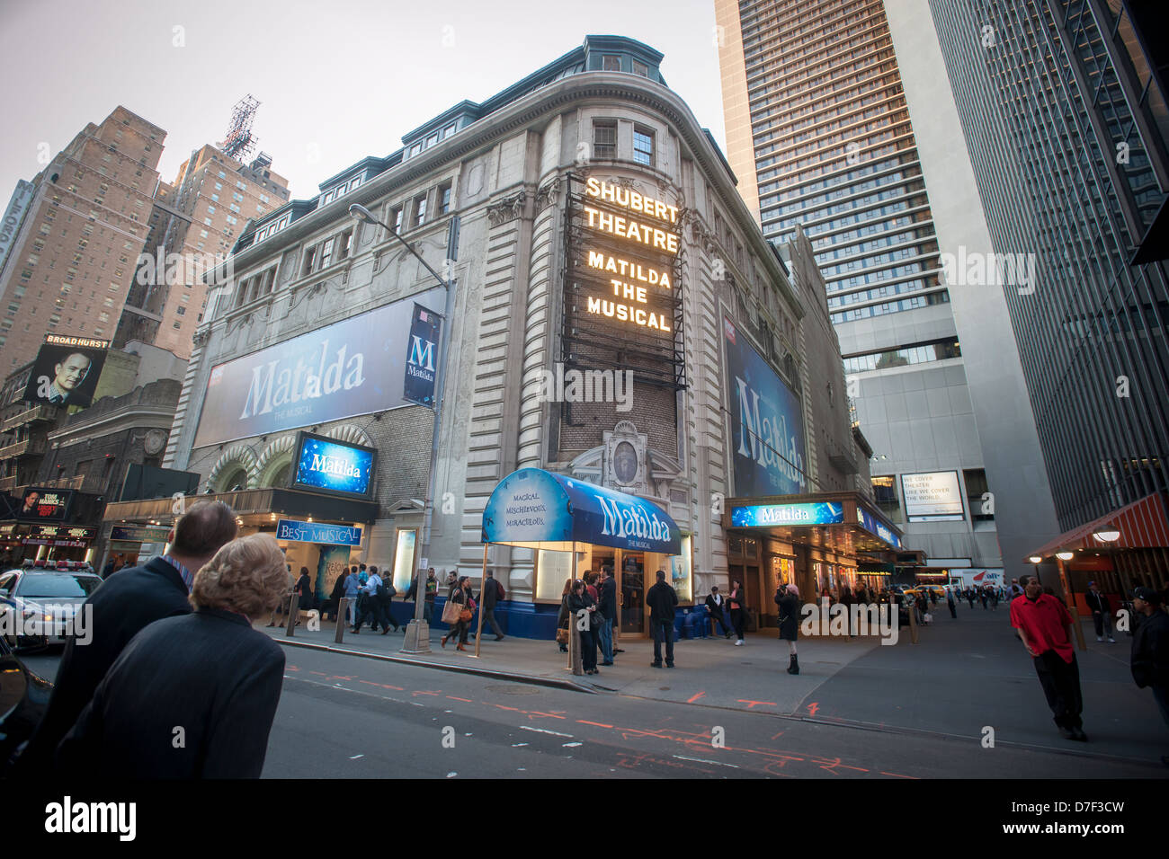 Theaterfreunde kurz vor den Vorhang vor dem Shubert Theater in New York wo "Matilda: The Musical" führt Stockfoto