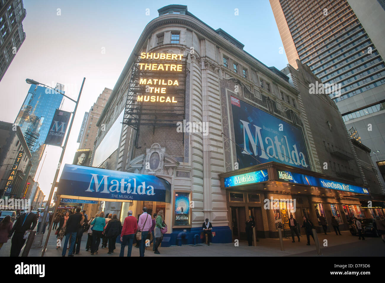 Theaterfreunde kurz vor den Vorhang vor dem Shubert Theater in New York wo "Matilda: The Musical" führt Stockfoto