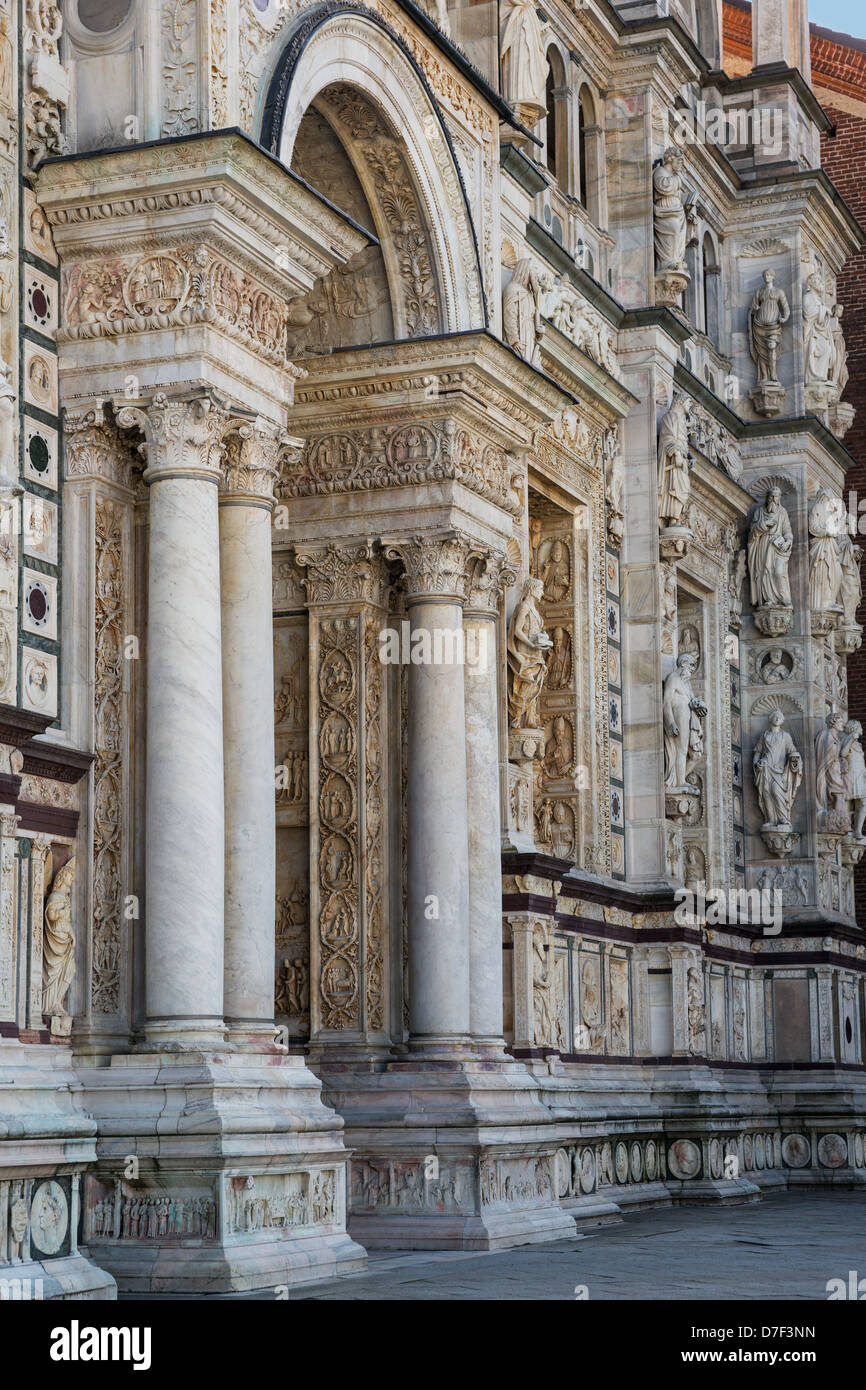 Reich verzierte Fassade der Kirche, Klosteranlage der Certosa di Pavia, Italien Stockfoto