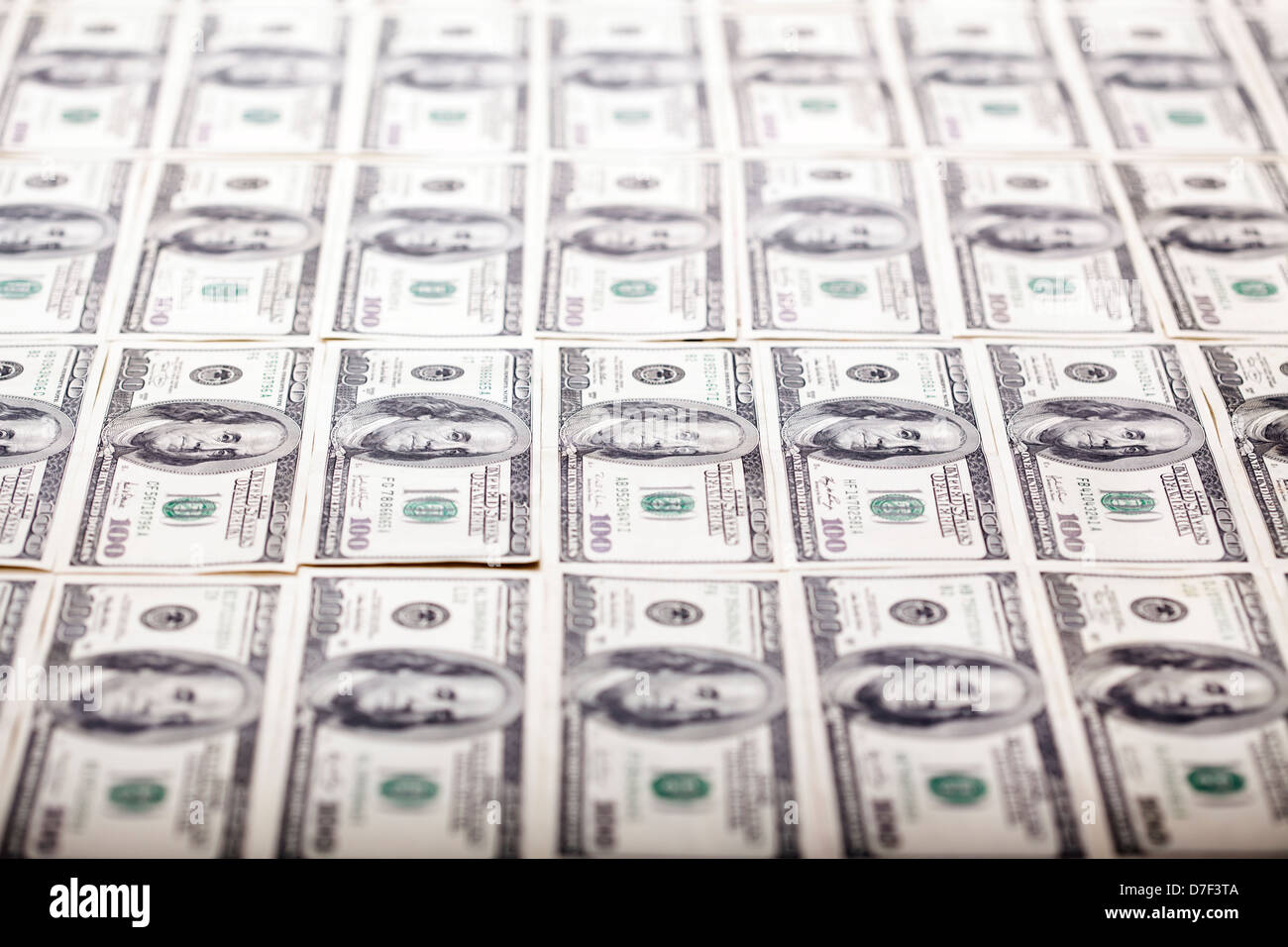 Eine große Menge von 100 US$ Geld Noten in Reihen aufgestellt. Sehr geringe Schärfentiefe. Stockfoto
