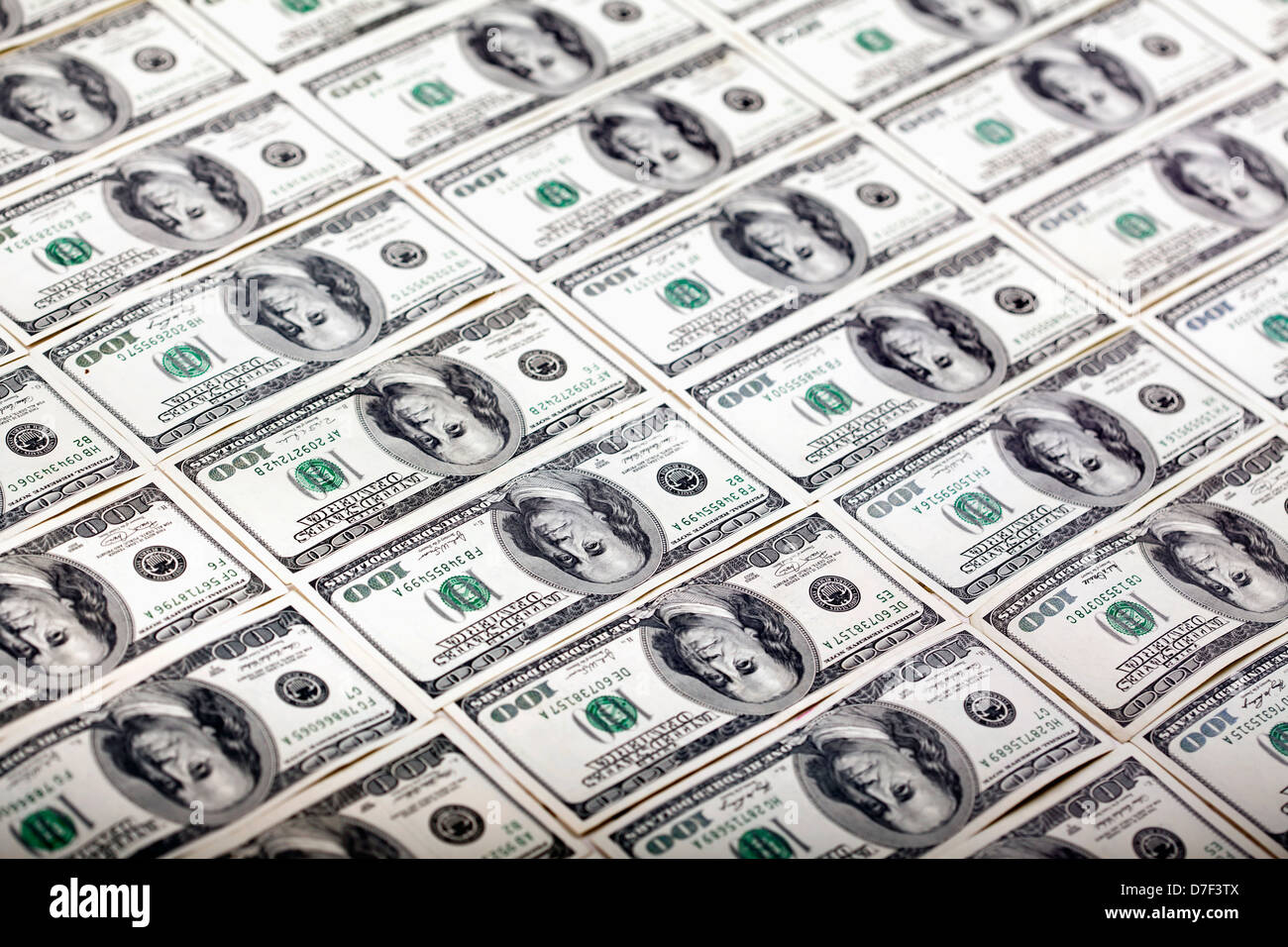 Eine große Menge von 100 US$ Geld Noten in Reihen aufgestellt. Geringe Schärfentiefe. Stockfoto