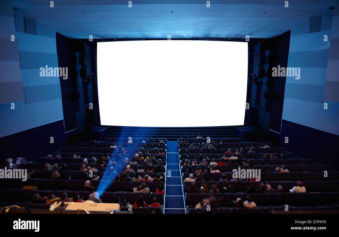 Kinosaal mit Leuten in den Stühlen Film. Licht des Projektors. Hohen Winkel. Frontale Ansicht. Bereit für das Hinzufügen von eigenen Stockfoto