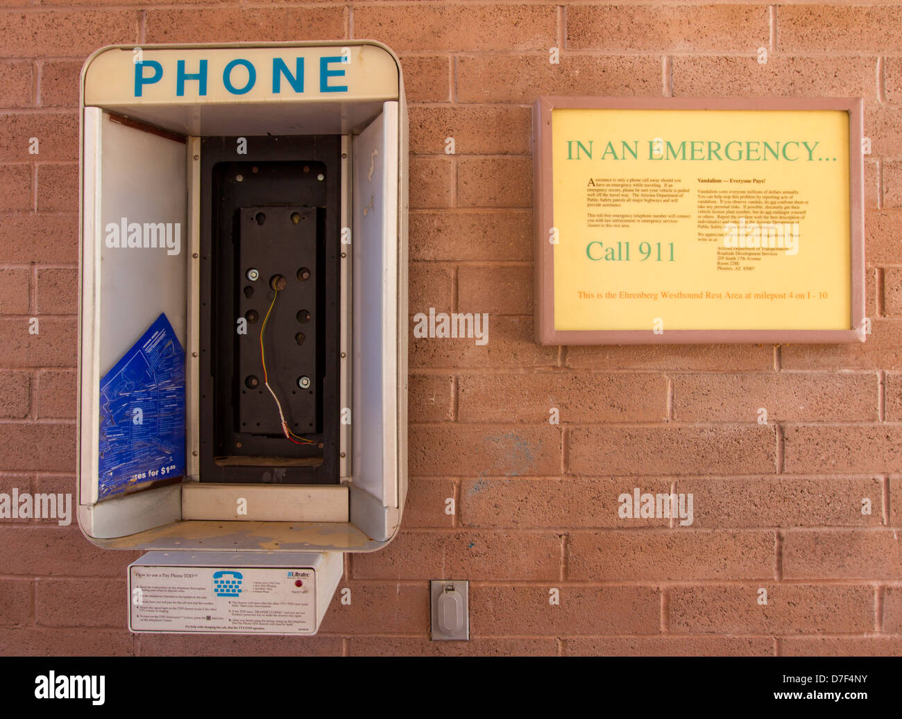 Telefonzelle für den Notfall, ohne Hörer, auf einer Raststätte entlang der Interstate 10 in Arizona, nahe der Grenze zu California. Stockfoto