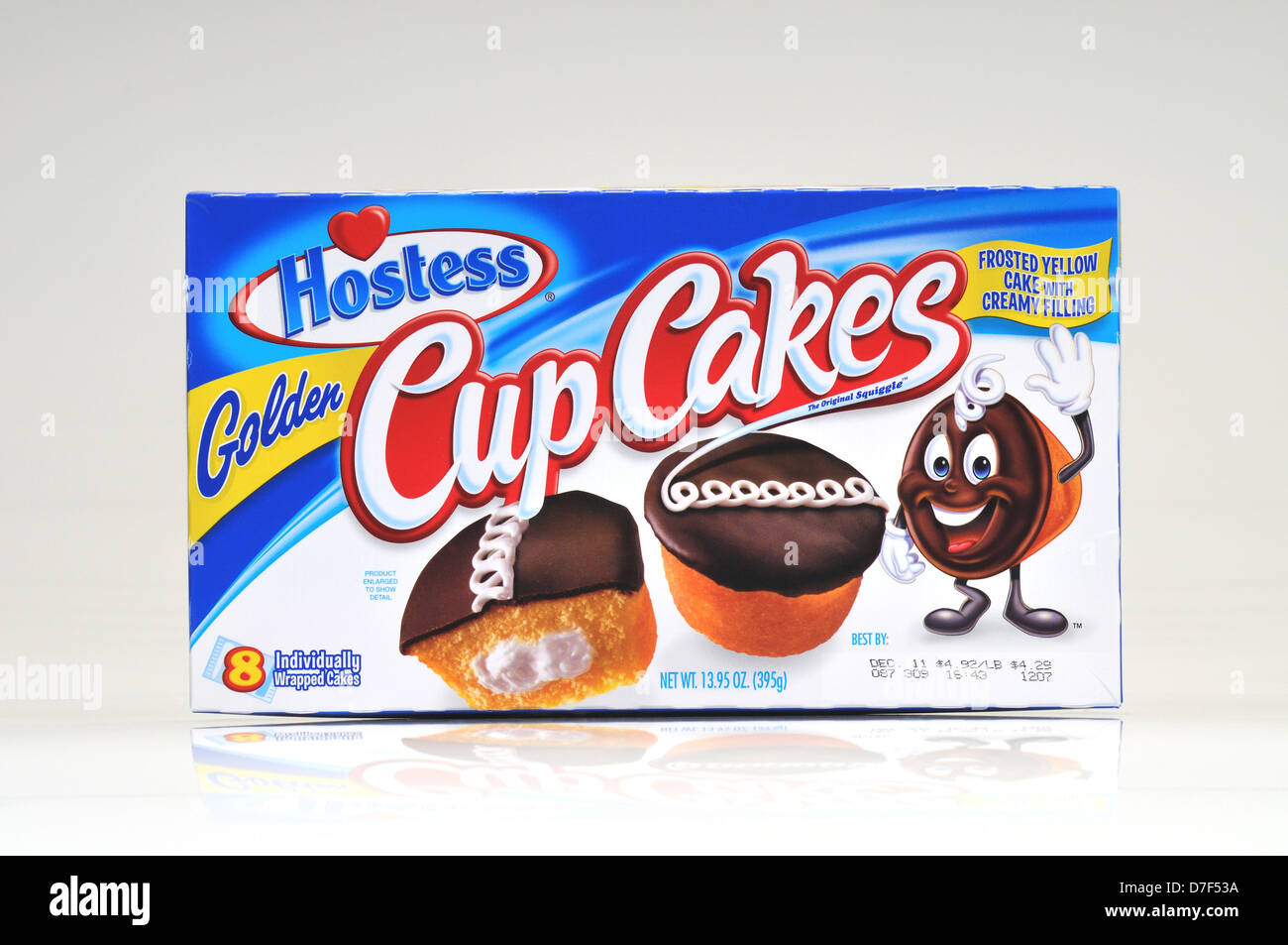 Schachtel mit Gastgeberin Schokolade matt golden Cupcakes auf weißem Hintergrund, Ausschnitt. USA Stockfoto