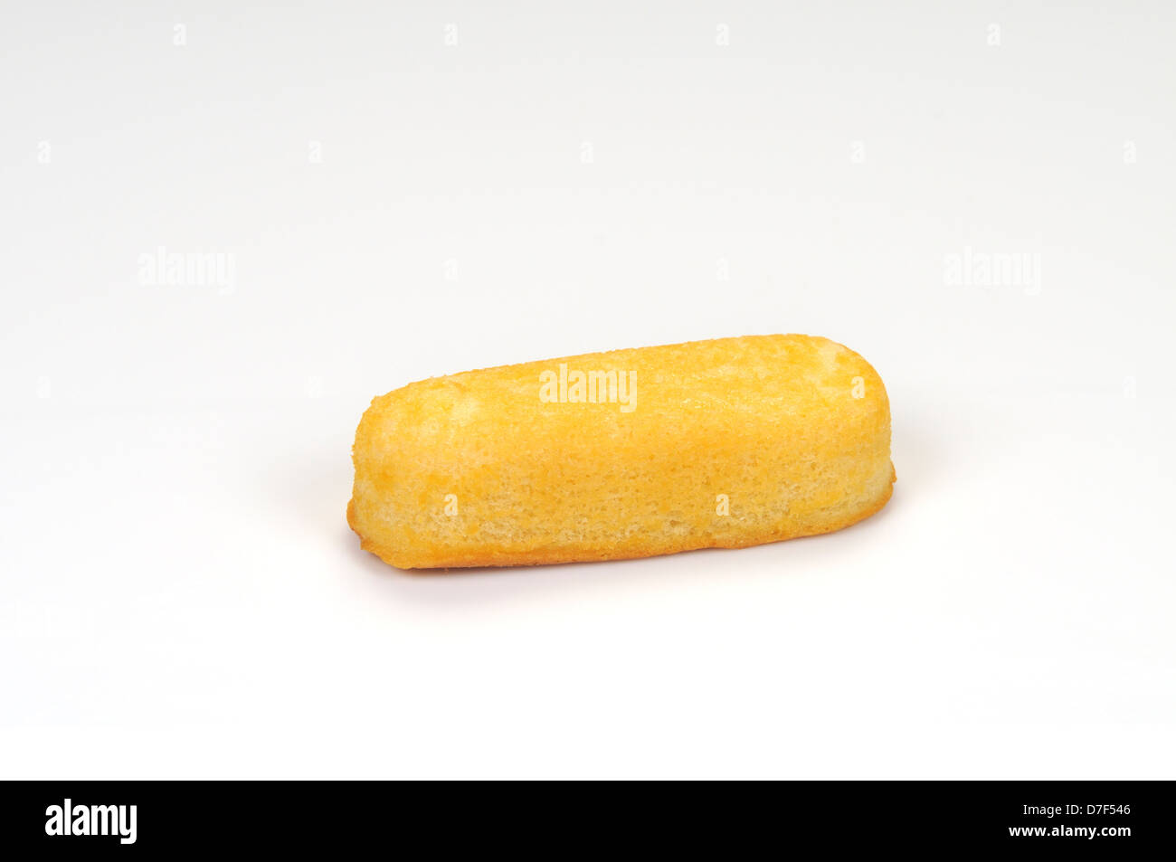 Einzelne Gastgeberin Twinkie auf weißem Hintergrund ohne Verpackung Ausschnitt. USA Stockfoto
