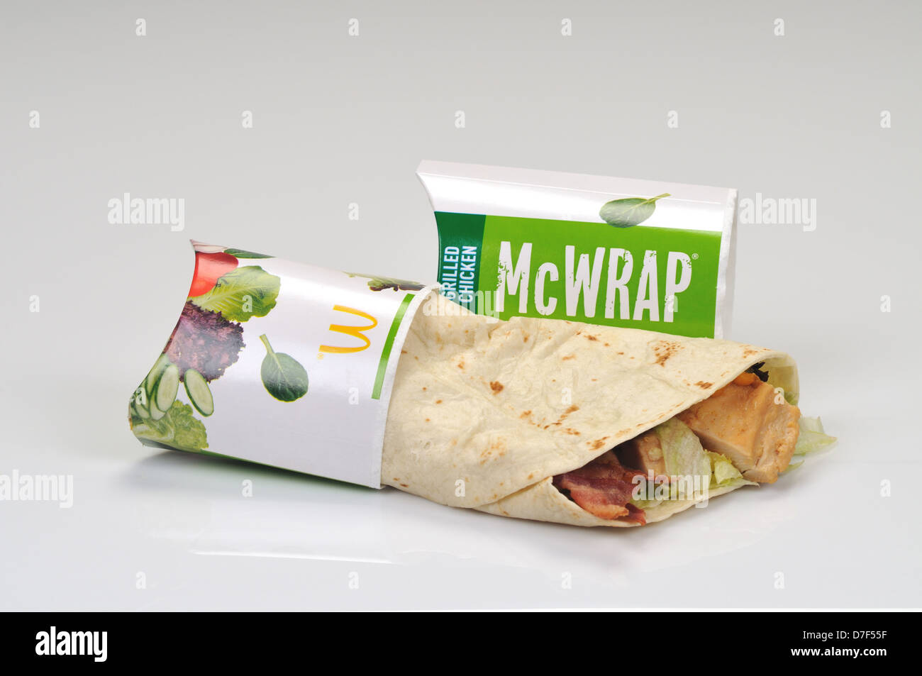 McDonalds gegrilltes Huhn McWrap mit Verpackung auf weißem Hintergrund, Ausschnitt. USA Stockfoto