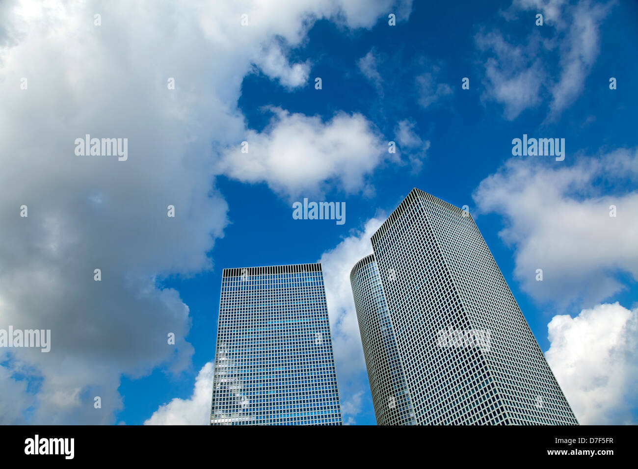 Drei Hochhäuser. Diese Wolkenkratzer-Triplett ist eines der kultigsten Ort in Tel-Aviv, Israel. Stockfoto