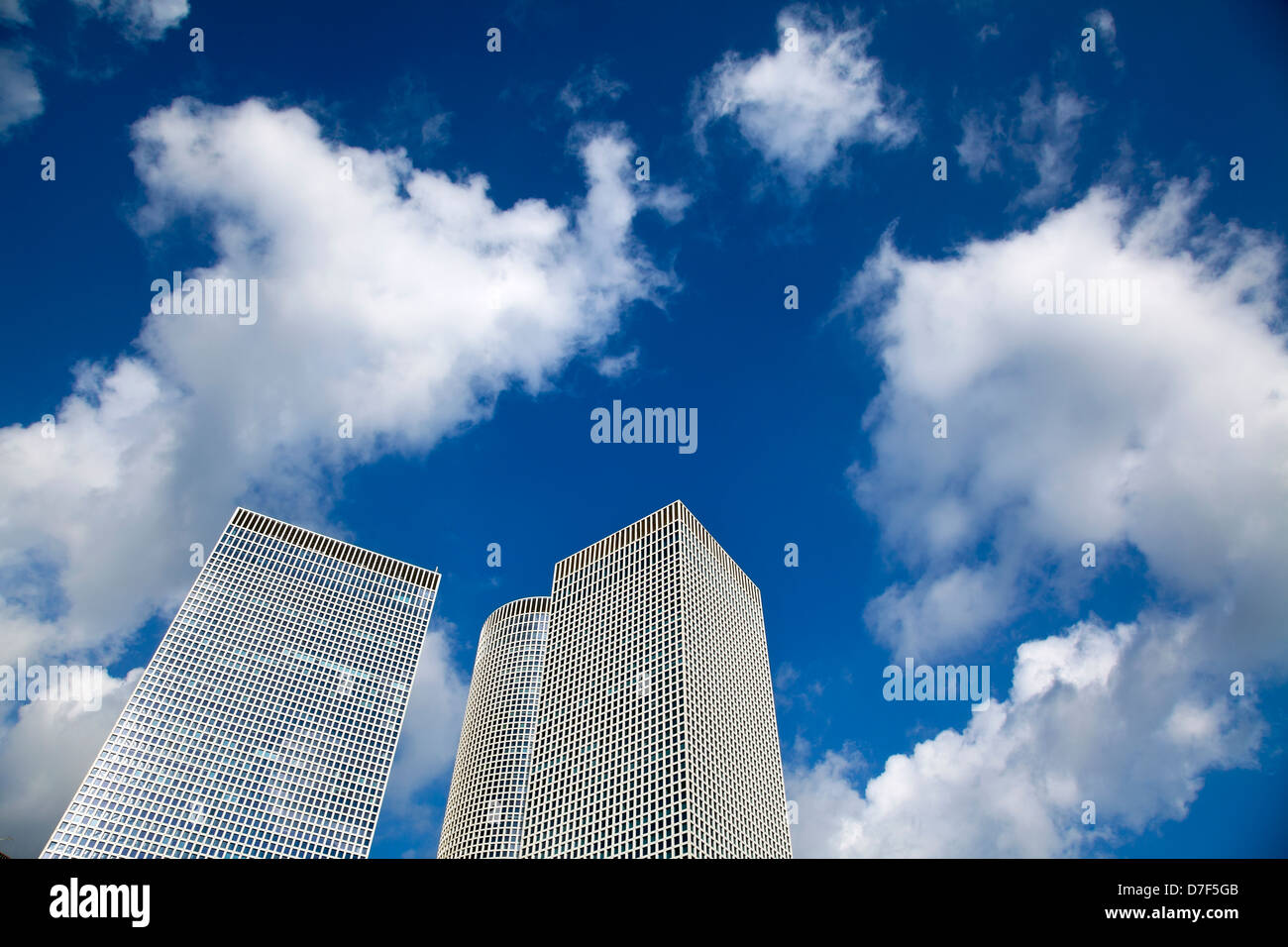 Drei Hochhäuser. Diese Wolkenkratzer-Triplett ist eines der kultigsten Ort in Tel-Aviv, Israel. Stockfoto