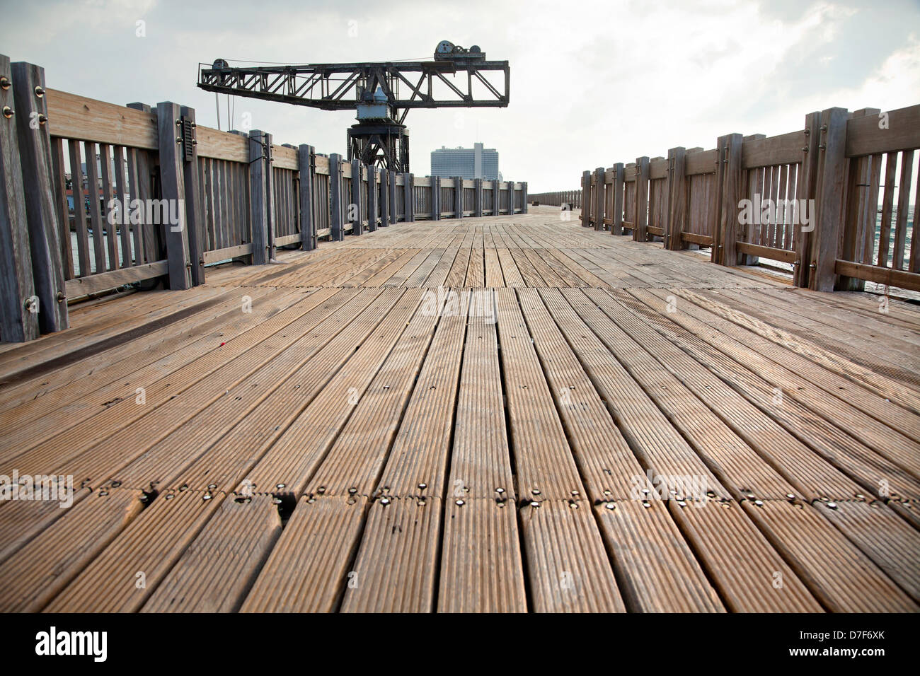 Holzdeck Promenade über alte Hafendamm in alten Tel-Aviv, heute öffentliche Gewerbegebiet ist. In Entfernung - Vintage Stockfoto