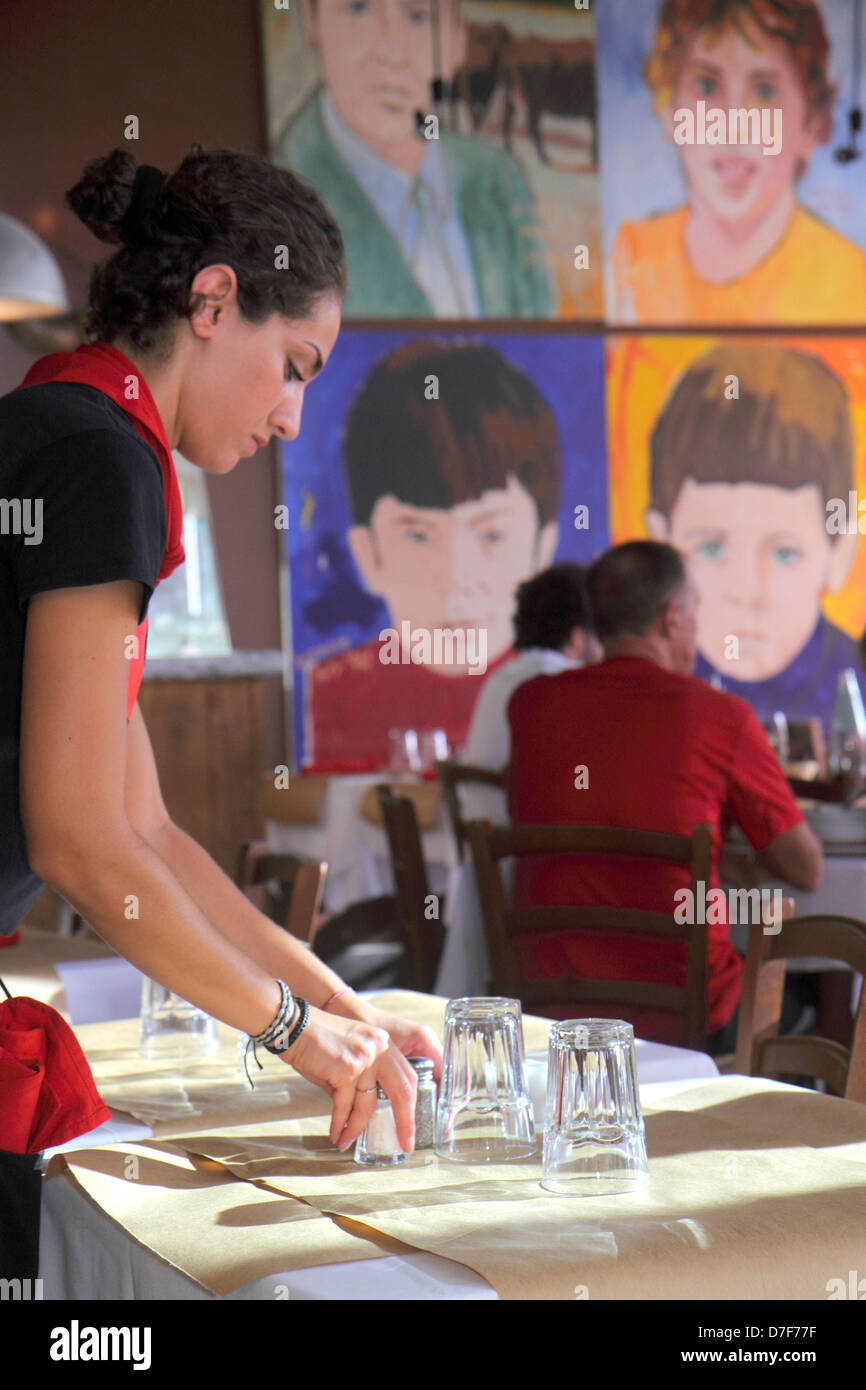 Miami Beach Florida, Hispanic ethnische Frau weibliche Frauen, Arbeitnehmer, Mitarbeiter, Service, Fratelli La Bufala, Restaurant Restaurants Essen din Stockfoto