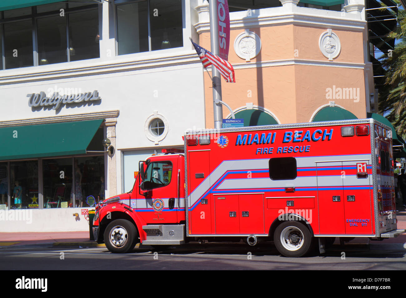 Miami Beach Florida, Walgreens, Apotheke, Drogerie, außen außen außen außen außen außen außen außen, Krankenwagen, Feuerwehr, Rettungsfahrzeug, rot, Besucher reisen traveli Stockfoto