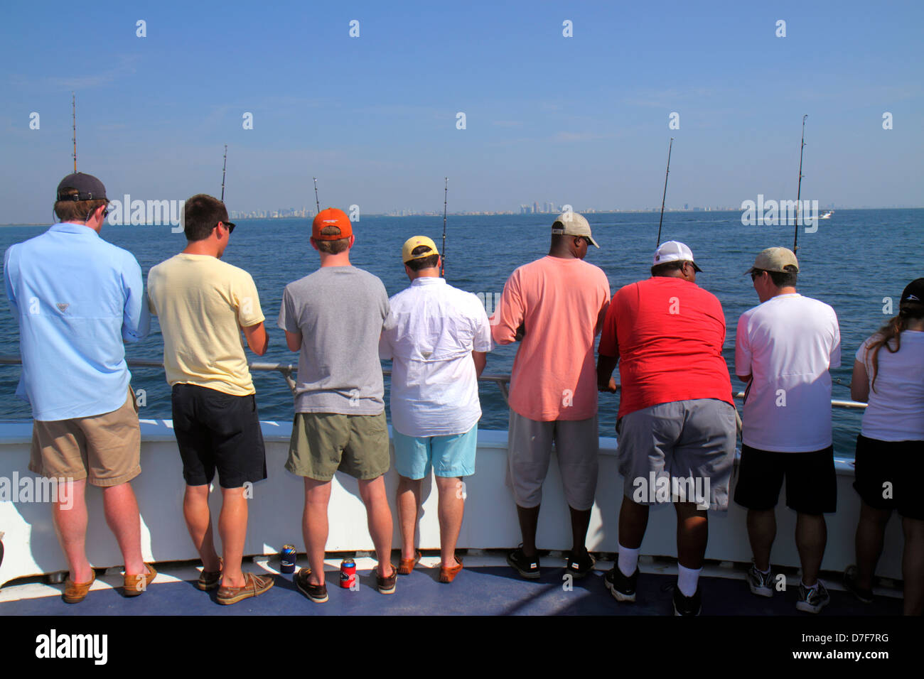Miami Beach Florida, Atlantischer Ozean, Wasser, Wasser, Charter-Fischerboot, während des Fluges, Passagierkabine, Schwarze Männer männliche Erwachsene Erwachsene, warten, Rods, Tiefsee, sta Stockfoto