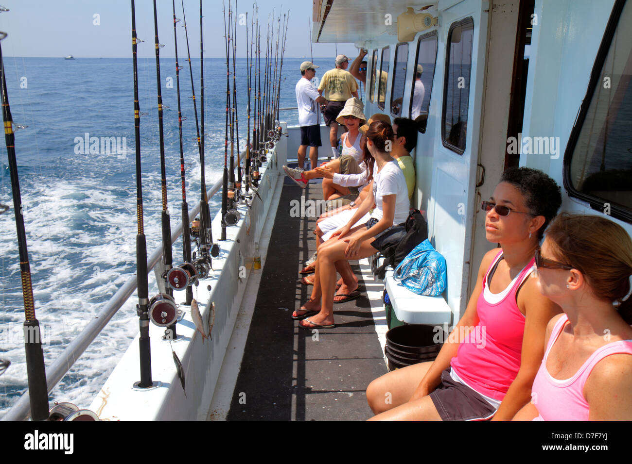 Miami Beach Florida, Atlantischer Ozean, Wasser, Wasser, Charterfischboot, während des Fluges, Passagierkabine, Frau weibliche Frauen, warten, Ruten, Tiefsee, FL120708042 Stockfoto