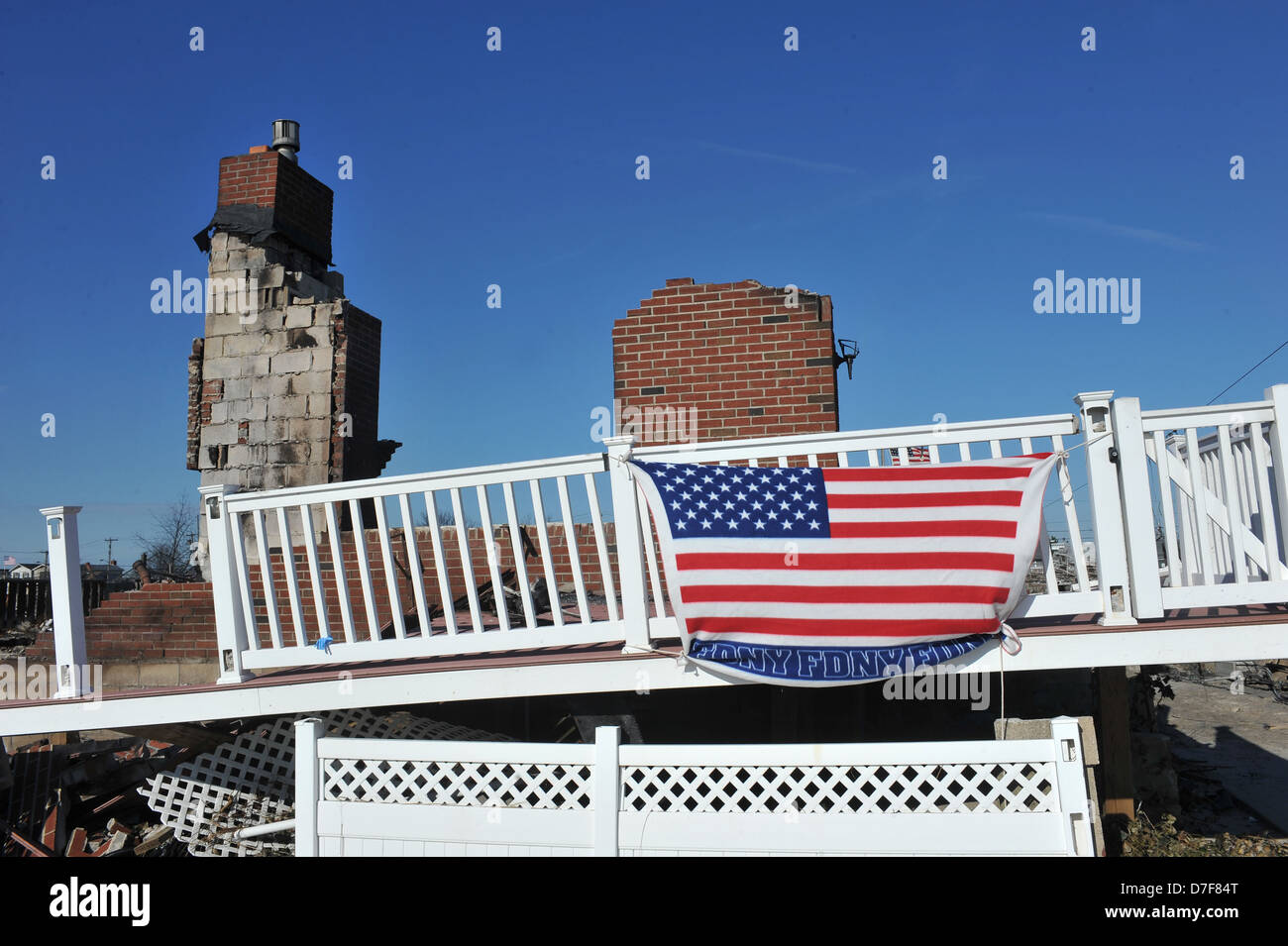 NEW YORK, NY - NOVEMBER 09: Eine amerikanische Flagge fliegt aus dem verbrannten Haus in einem beschädigten Bereich Stockfoto