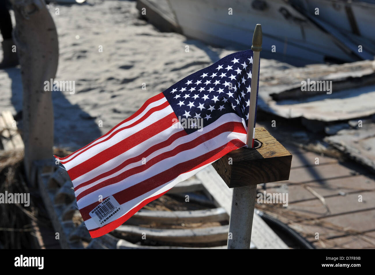 QUEENS, NY - NOVEMBER 09: Eine amerikanische Flagge fliegt aus dem verbrannten Haus in einem beschädigten Bereich Stockfoto