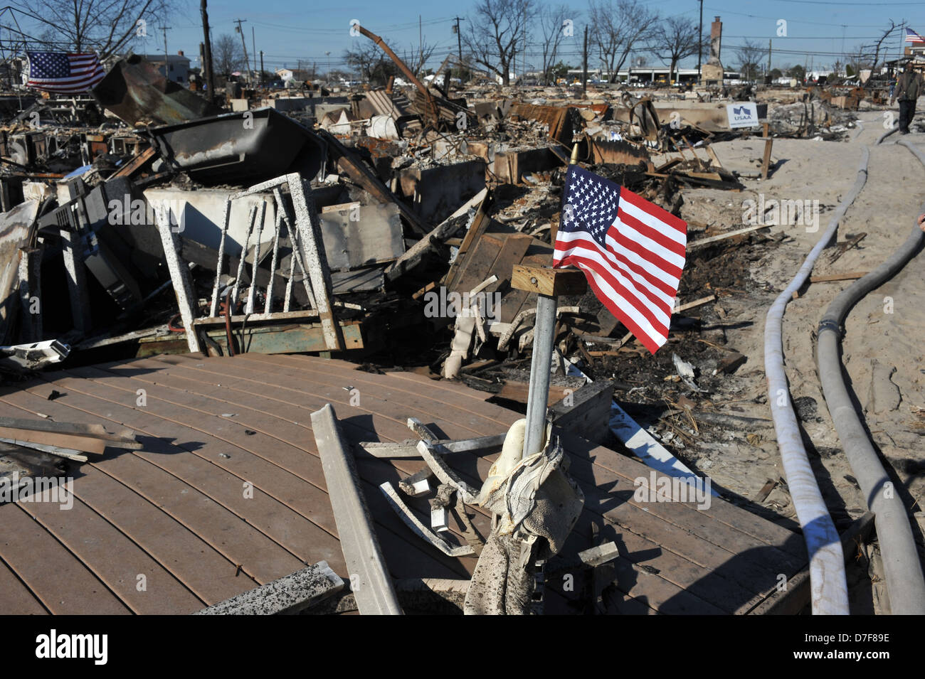 QUEENS, NY - NOVEMBER 09: Eine amerikanische Flagge fliegt aus dem verbrannten Haus in einem beschädigten Bereich Stockfoto