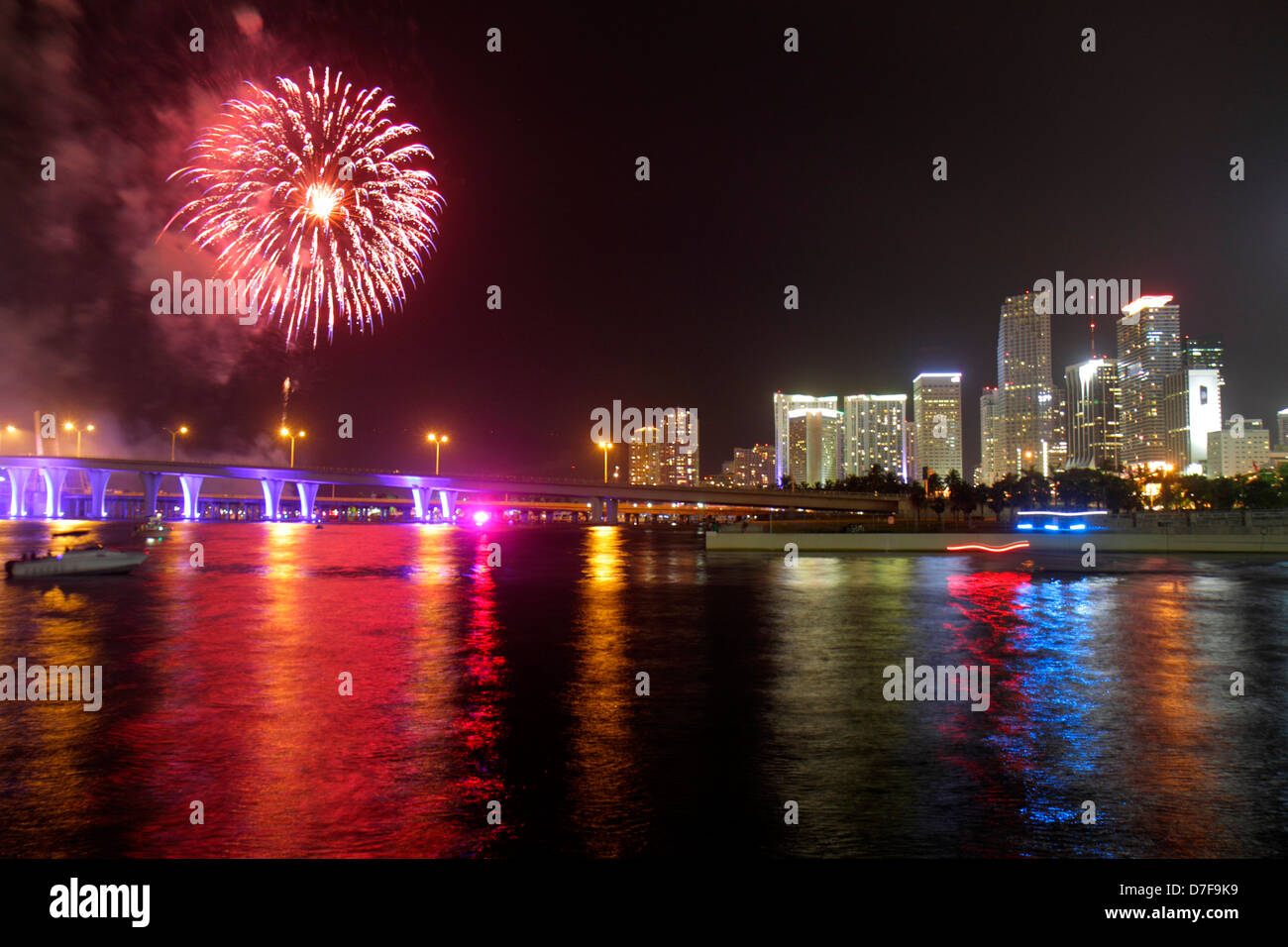 Miami Florida, Government Cut, Biscayne Bay, Wasser, Nacht, Downtown City Skyline Port Boulevard Bridge, Feuerwerk am 4. Juli, Burst, Reflection, FL1207080 Stockfoto