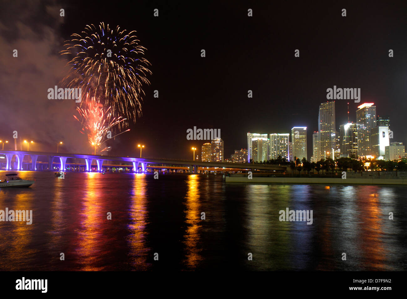 Miami Florida, Government Cut, Biscayne Bay, Wasser, Nacht, Downtown City Skyline Port Boulevard Bridge, Feuerwerk am 4. Juli, Burst, Reflection, FL1207080 Stockfoto