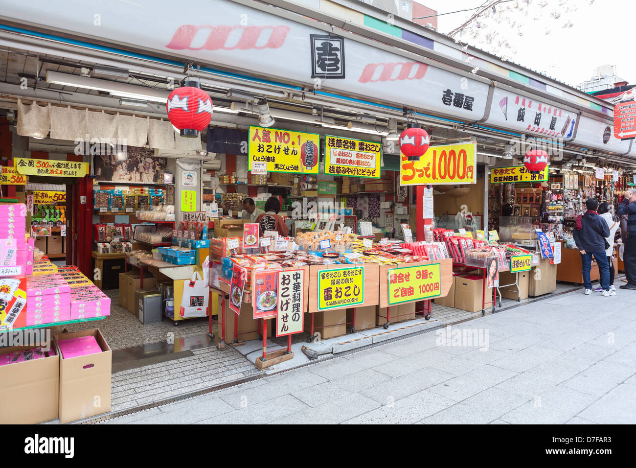 Shop mit traditionellen japanischen Süßwaren in Asakusa, in Nakamise Dori  in der Nähe der Tempel Sensoji, Tokyo, Japan Stockfotografie - Alamy