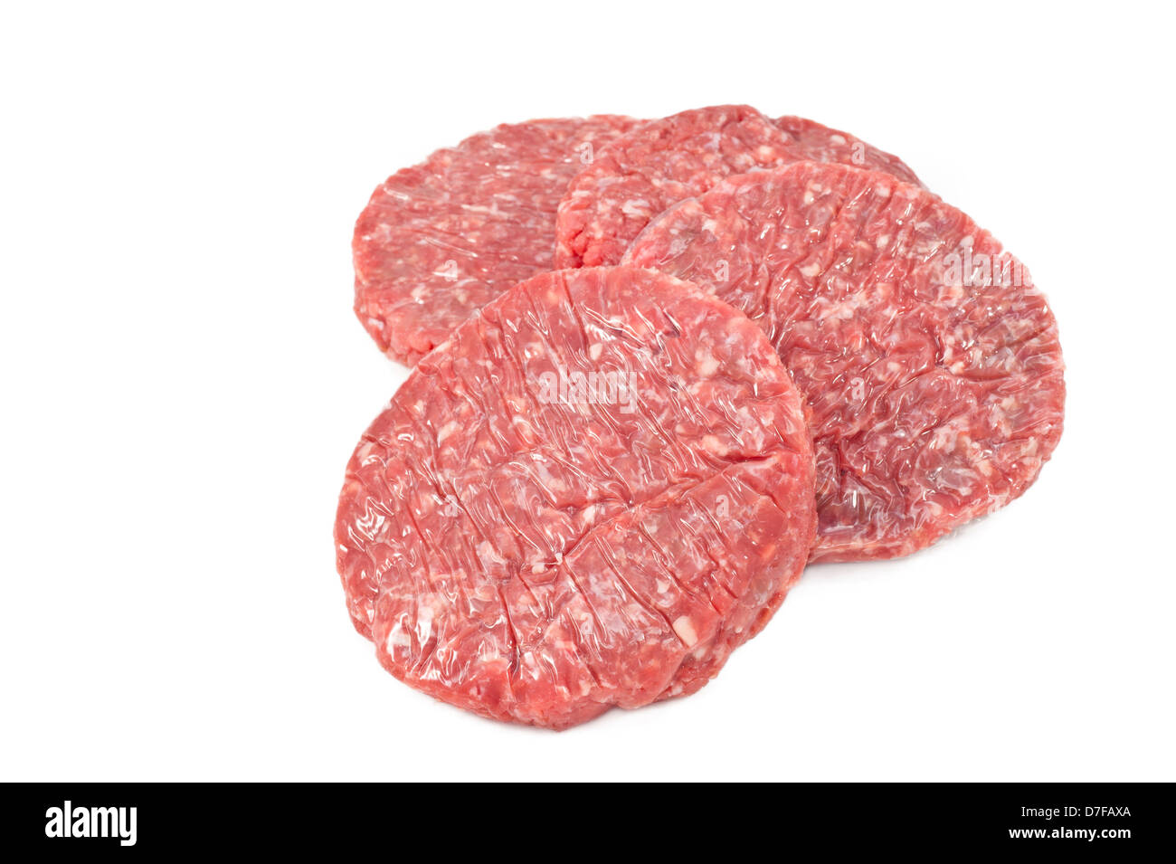 rohen Hamburger mit Schutzfolie in weißem Hintergrund Stockfoto