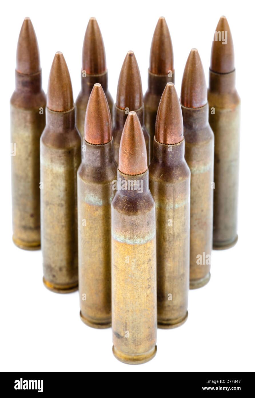 Zehn Gewehrpatronen 5.56mm ausgerichtet wie bowling-Pins aus einem hohen Winkel geschossen. Isoliert auf weißem Hintergrund. Stockfoto