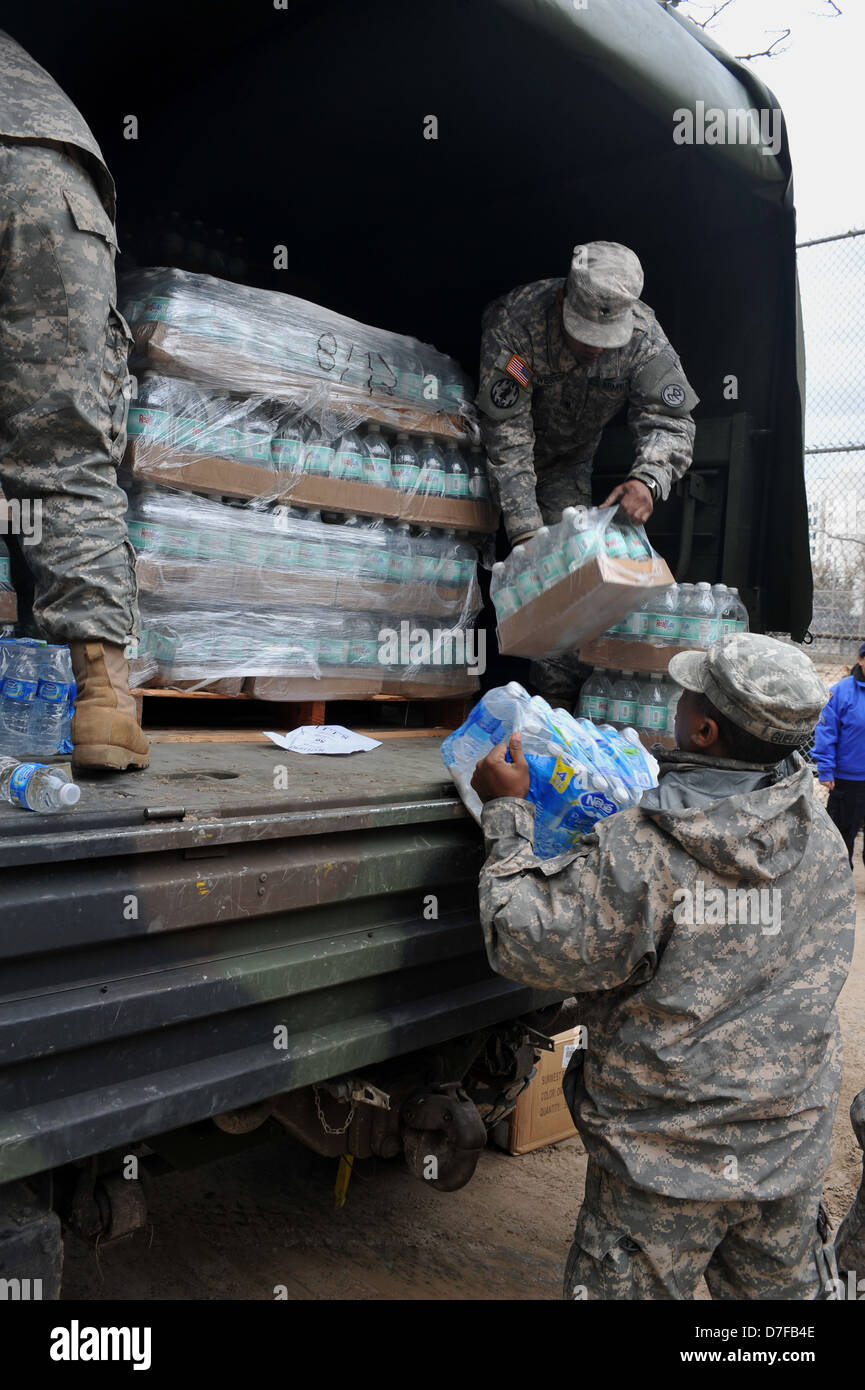 BROOKLYN, NY - 01. NOVEMBER: US-Armee hilft Menschen mit Wasser und Nahrung aufgrund von Hurrikan Sandy Auswirkungen auf Stockfoto