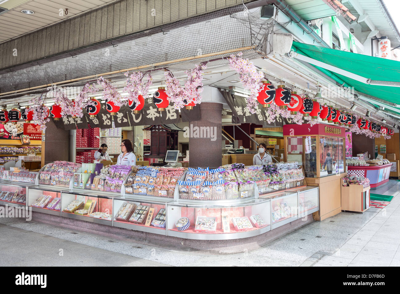 Eckladen mit traditionellen japanischen Süßwaren in Asakusa, in der Nähe der Tempel Senso-Ji, Tokyo, Japan Stockfoto